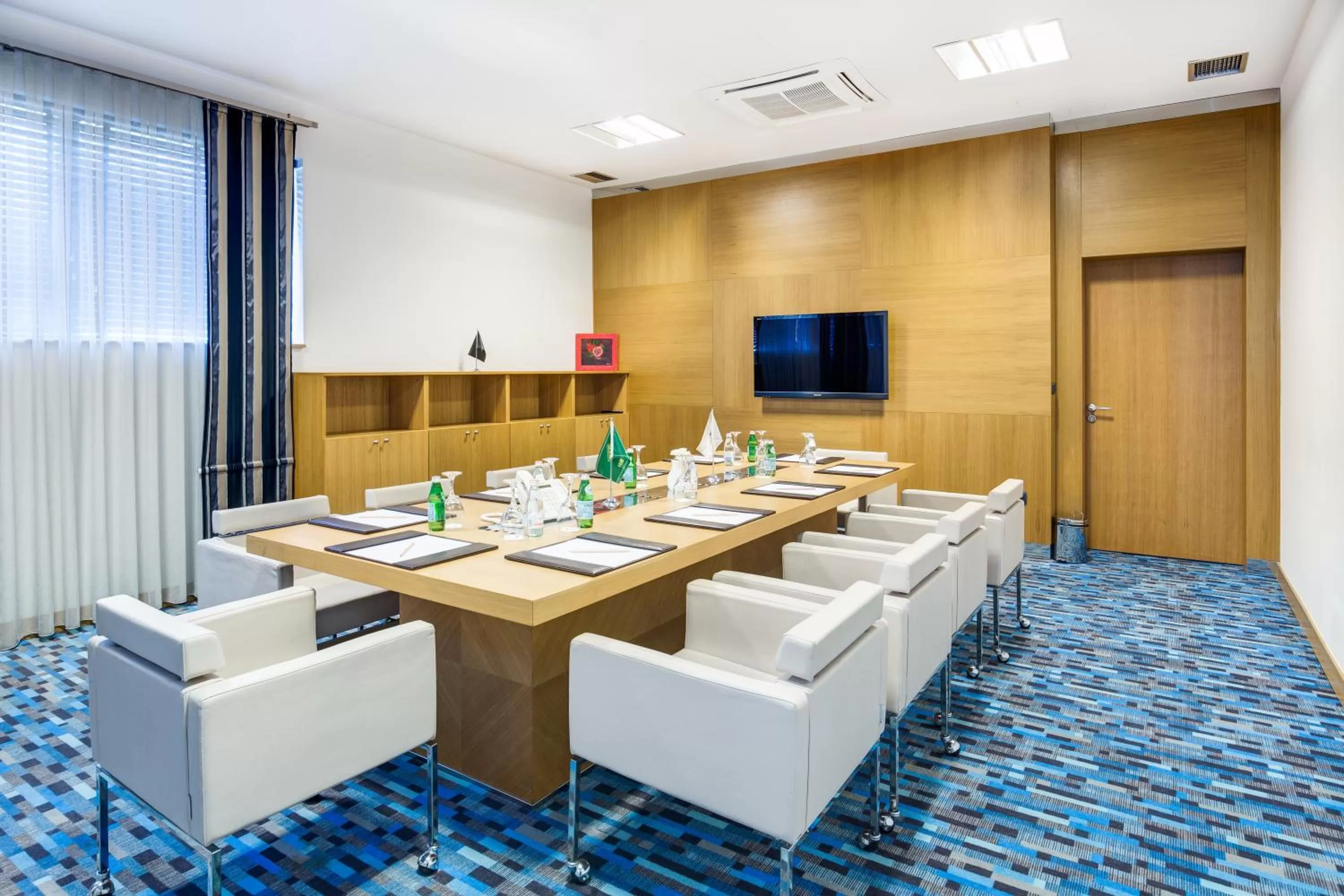Business facilities in Emerald Hotel