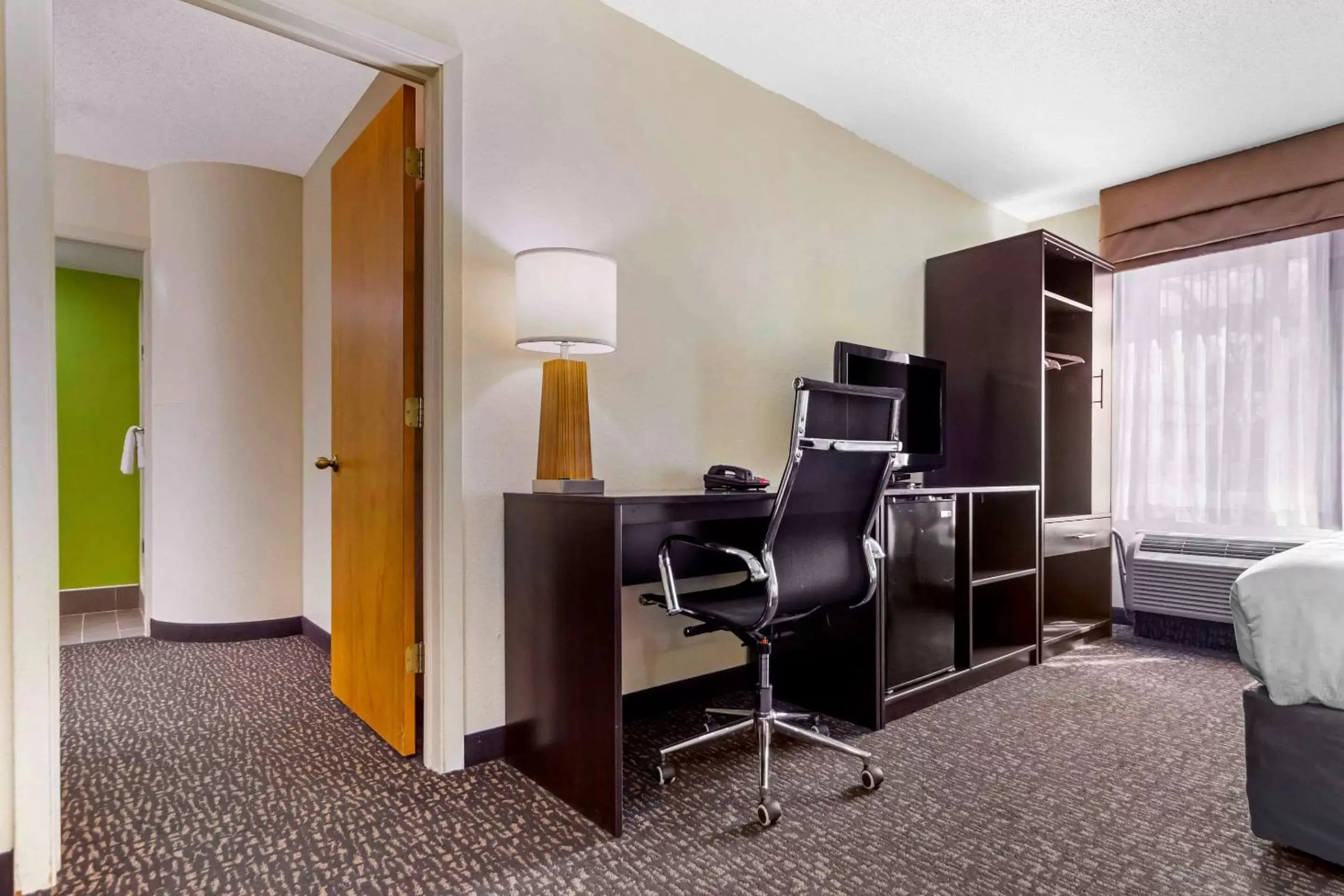 Photo of the whole room, TV/Entertainment Center in Sleep Inn & Suites Omaha Airport