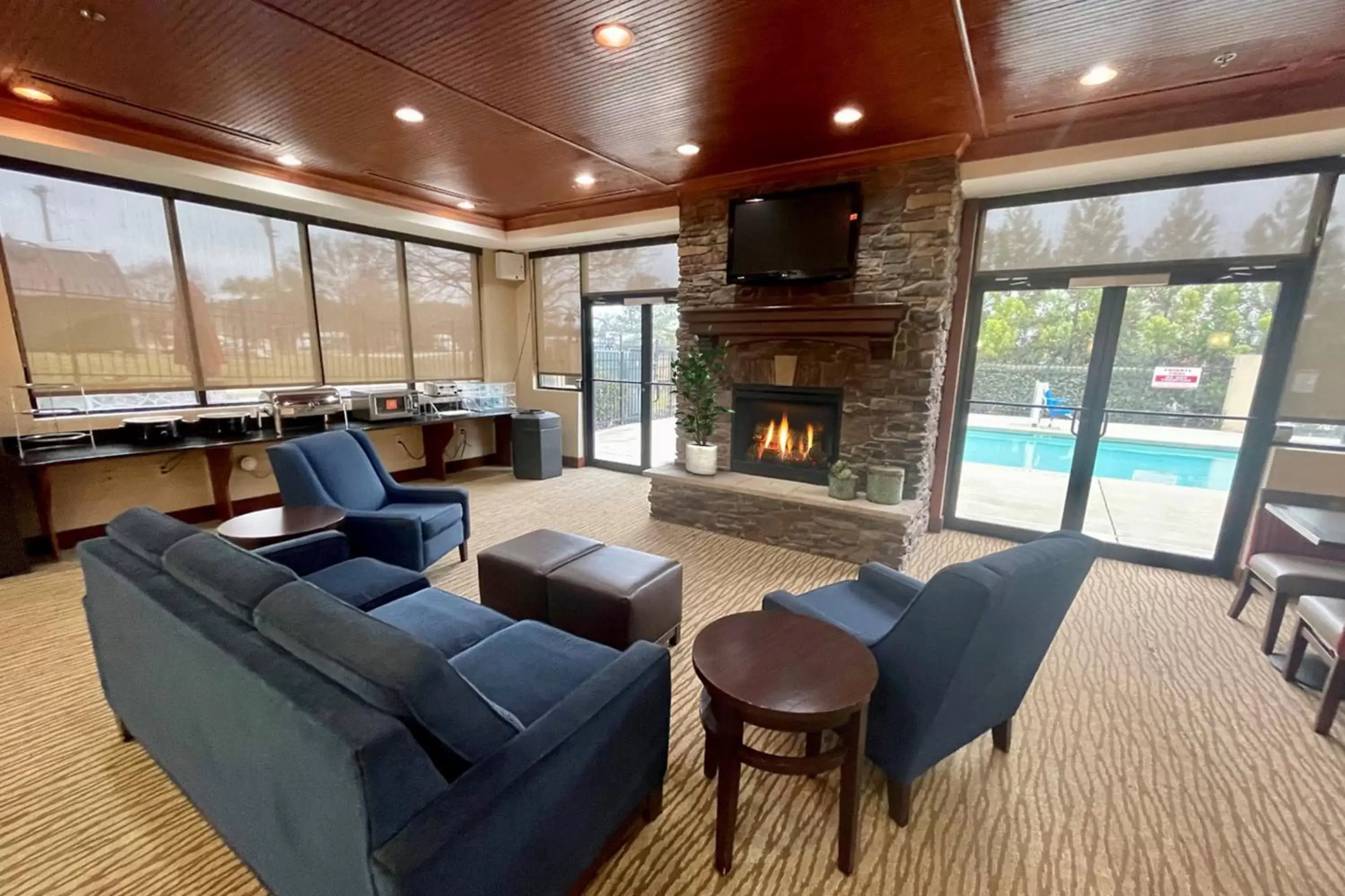 Communal lounge/ TV room in Comfort Suites Augusta Riverwatch