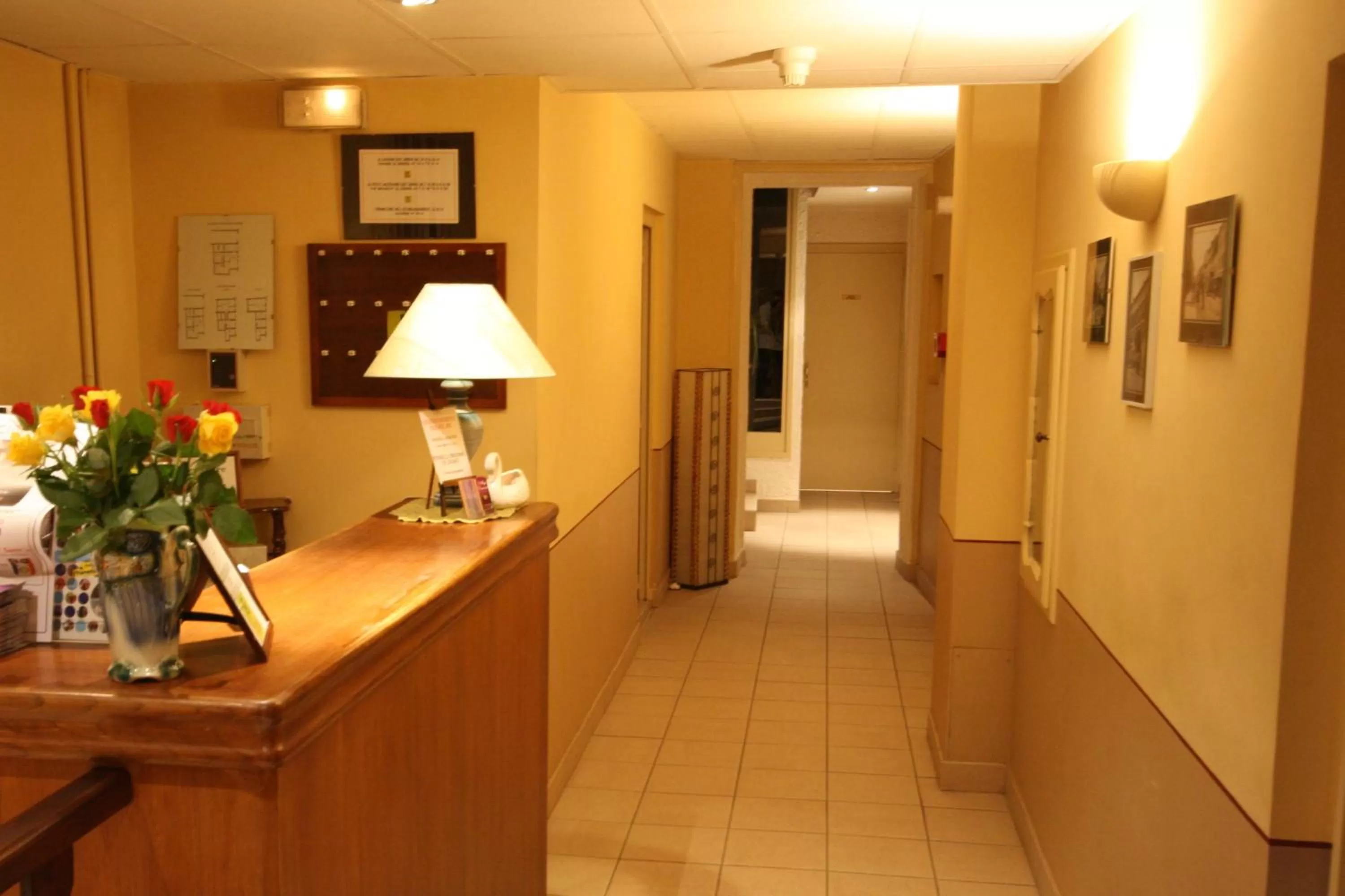 Lobby or reception in Logis Hotel L'ange Couronne