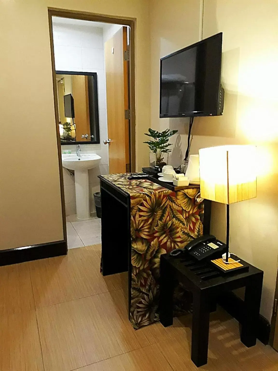 Bathroom, TV/Entertainment Center in Hotel Kimberly Tagaytay