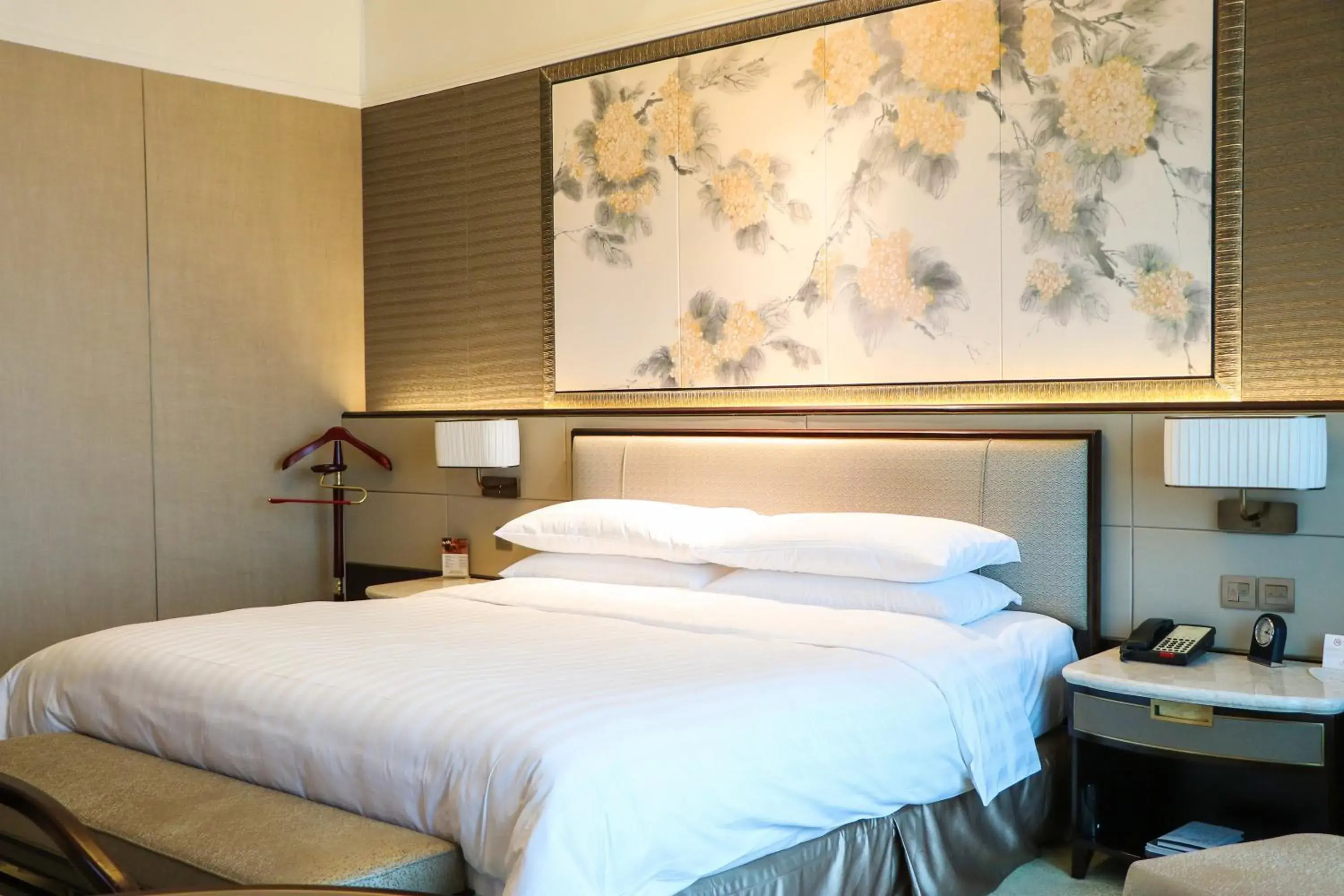 Bed in Shangri-La Hotel Yangzhou