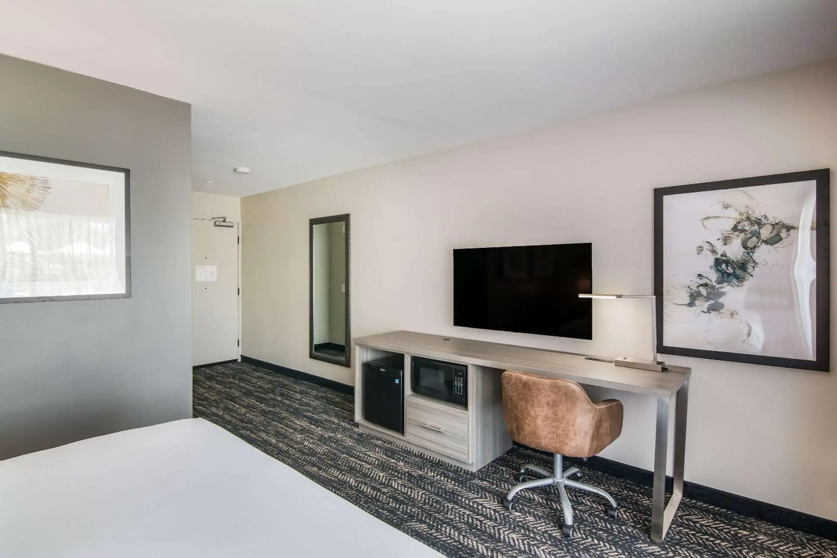 Photo of the whole room, TV/Entertainment Center in Hourglass Hotel, Ascend Hotel Collection