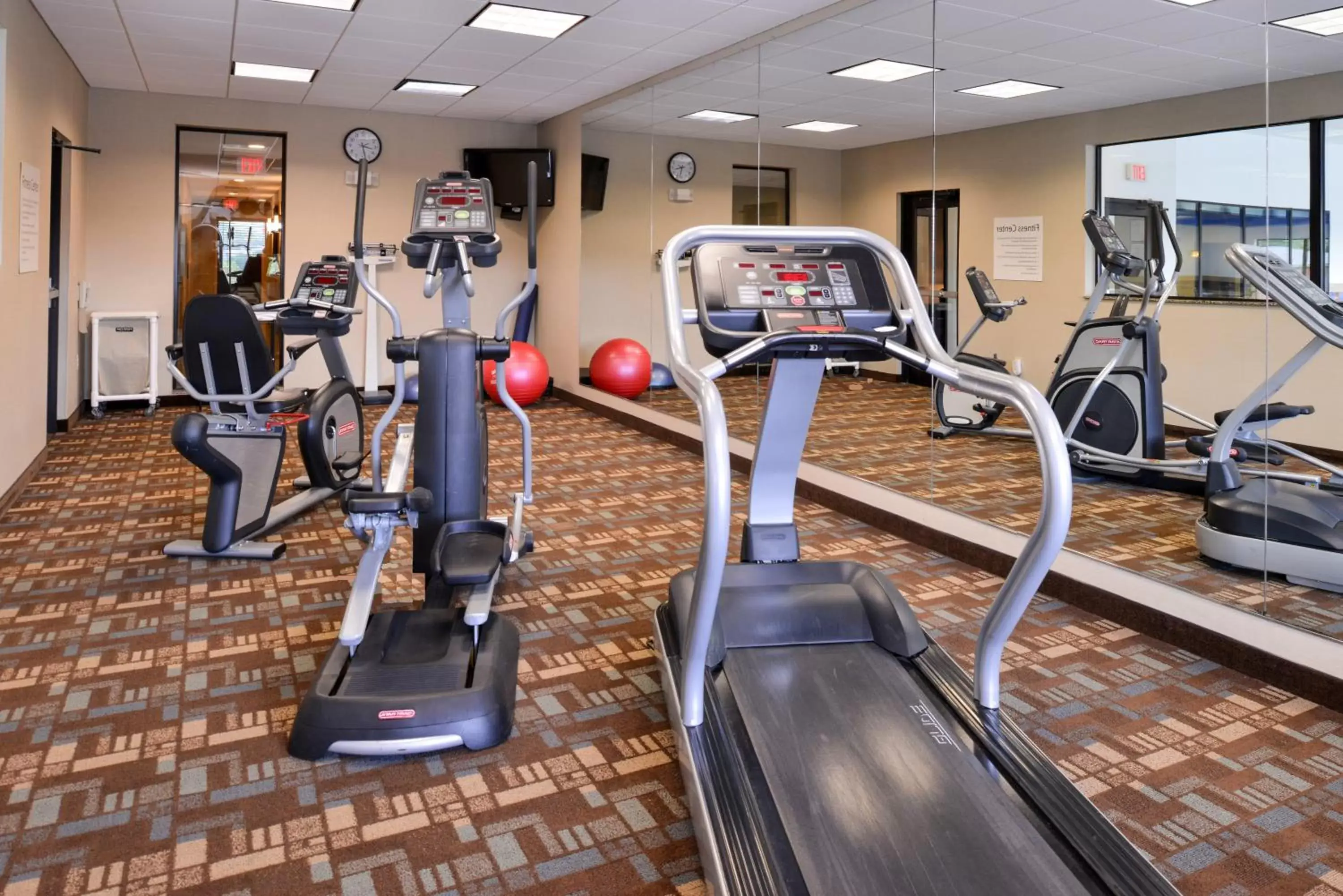 Fitness centre/facilities, Fitness Center/Facilities in Holiday Inn Express & Suites Fairmont, an IHG Hotel