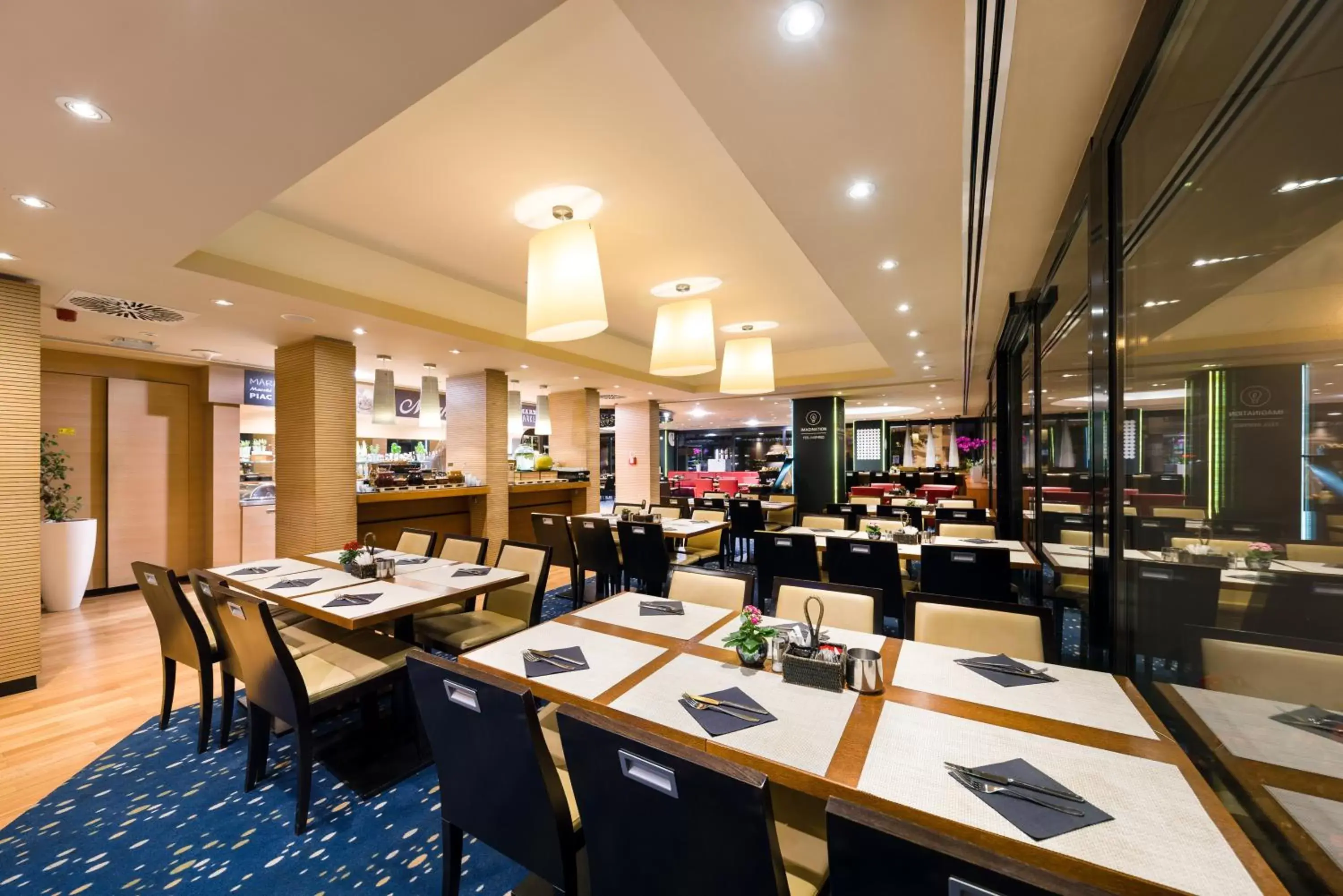 Restaurant/Places to Eat in Novotel Budapest Danube