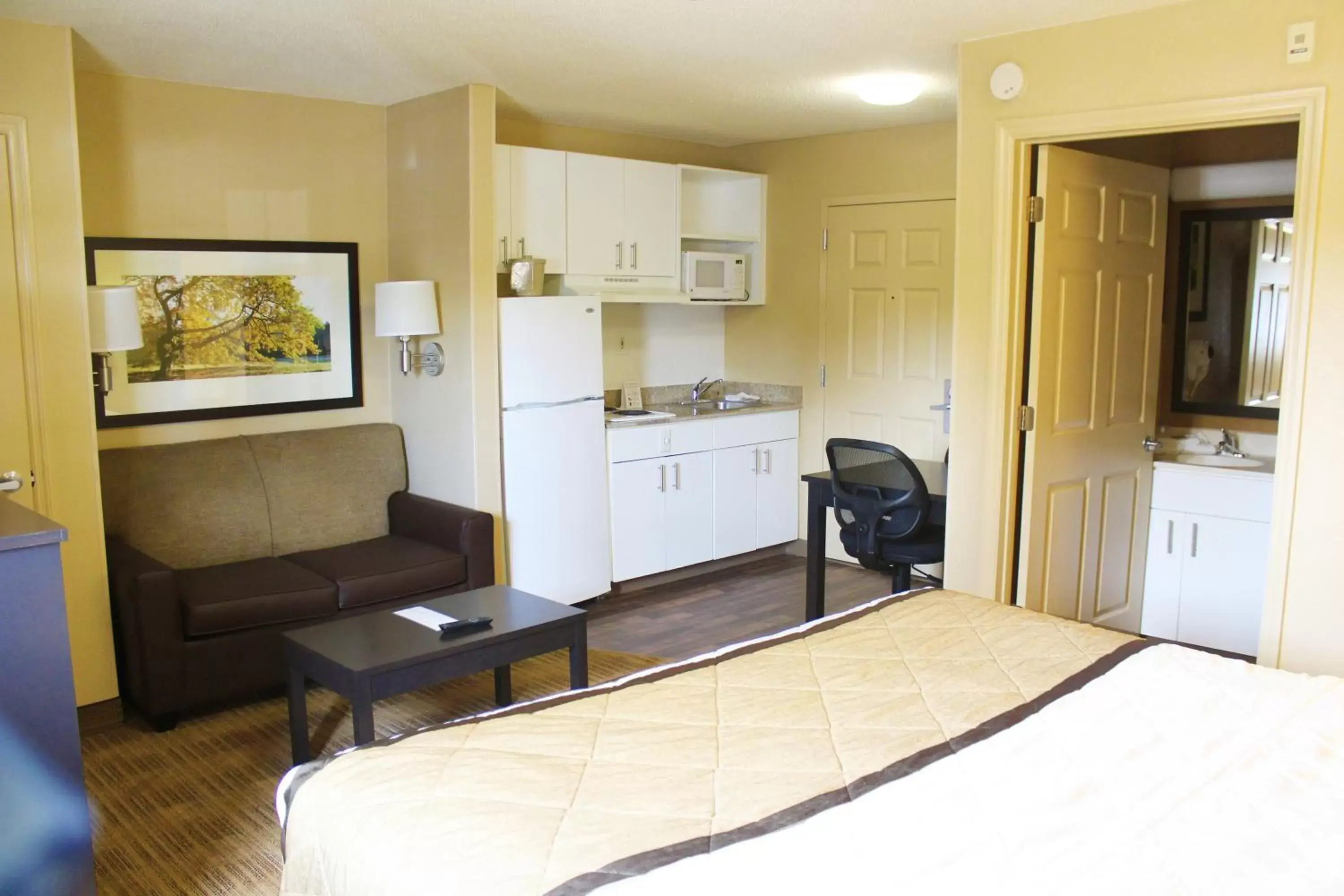 Photo of the whole room, Kitchen/Kitchenette in Extended Stay America Suites - Destin - US 98 - Emerald Coast Pkwy
