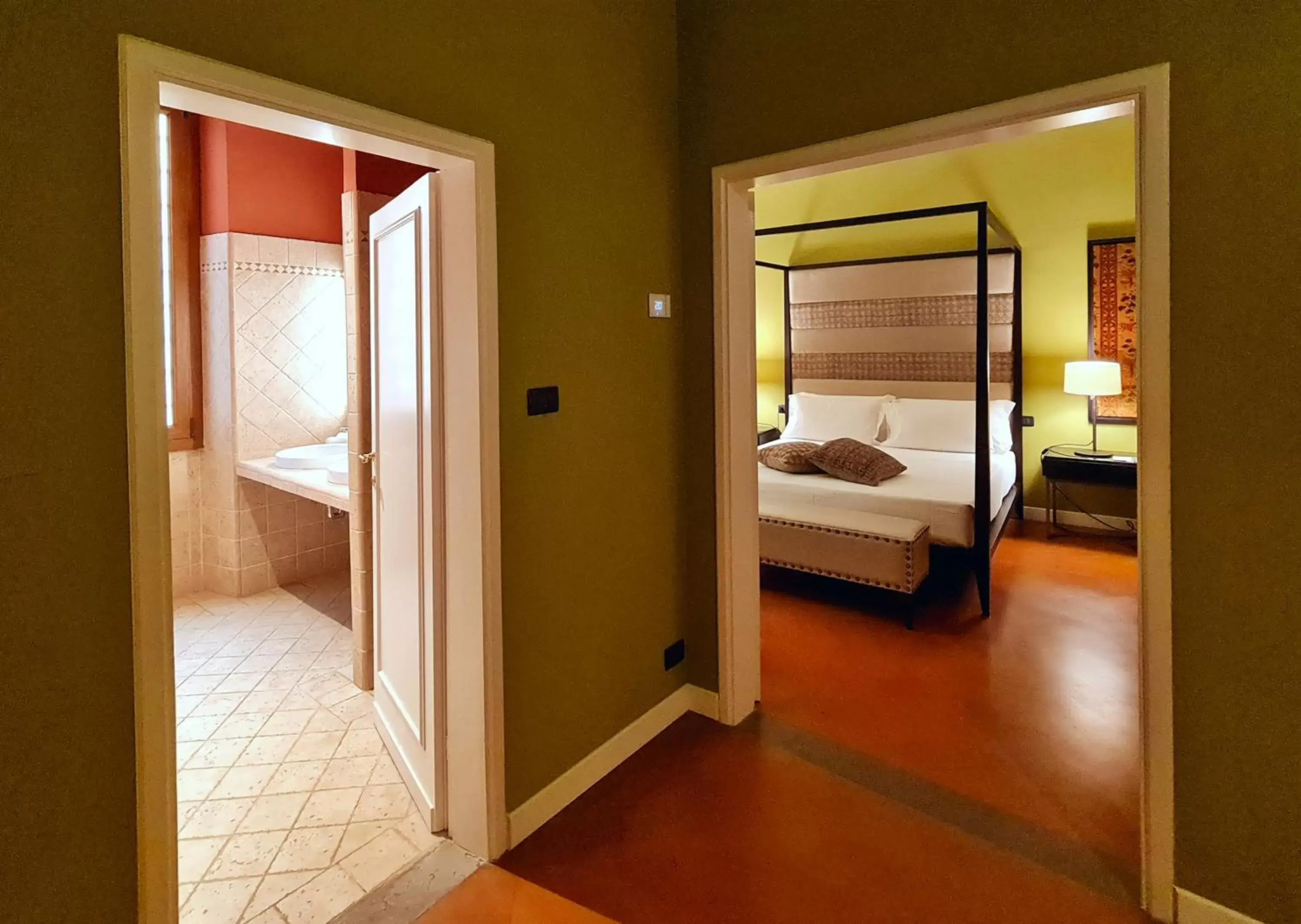 Bathroom, Bed in Santa Maria Novella - WTB Hotels