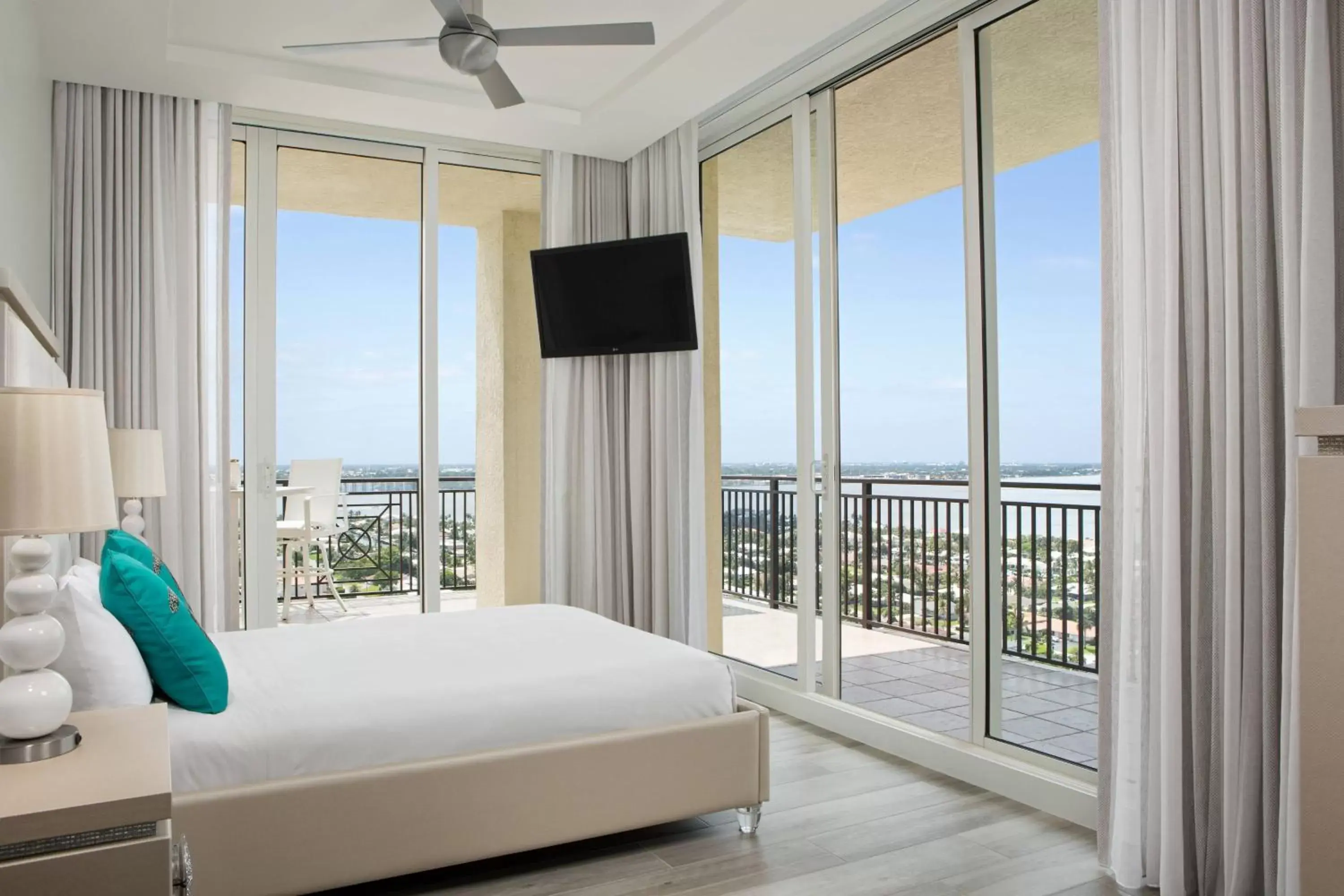 Bedroom, Sea View in Palm Beach Marriott Singer Island Beach Resort & Spa