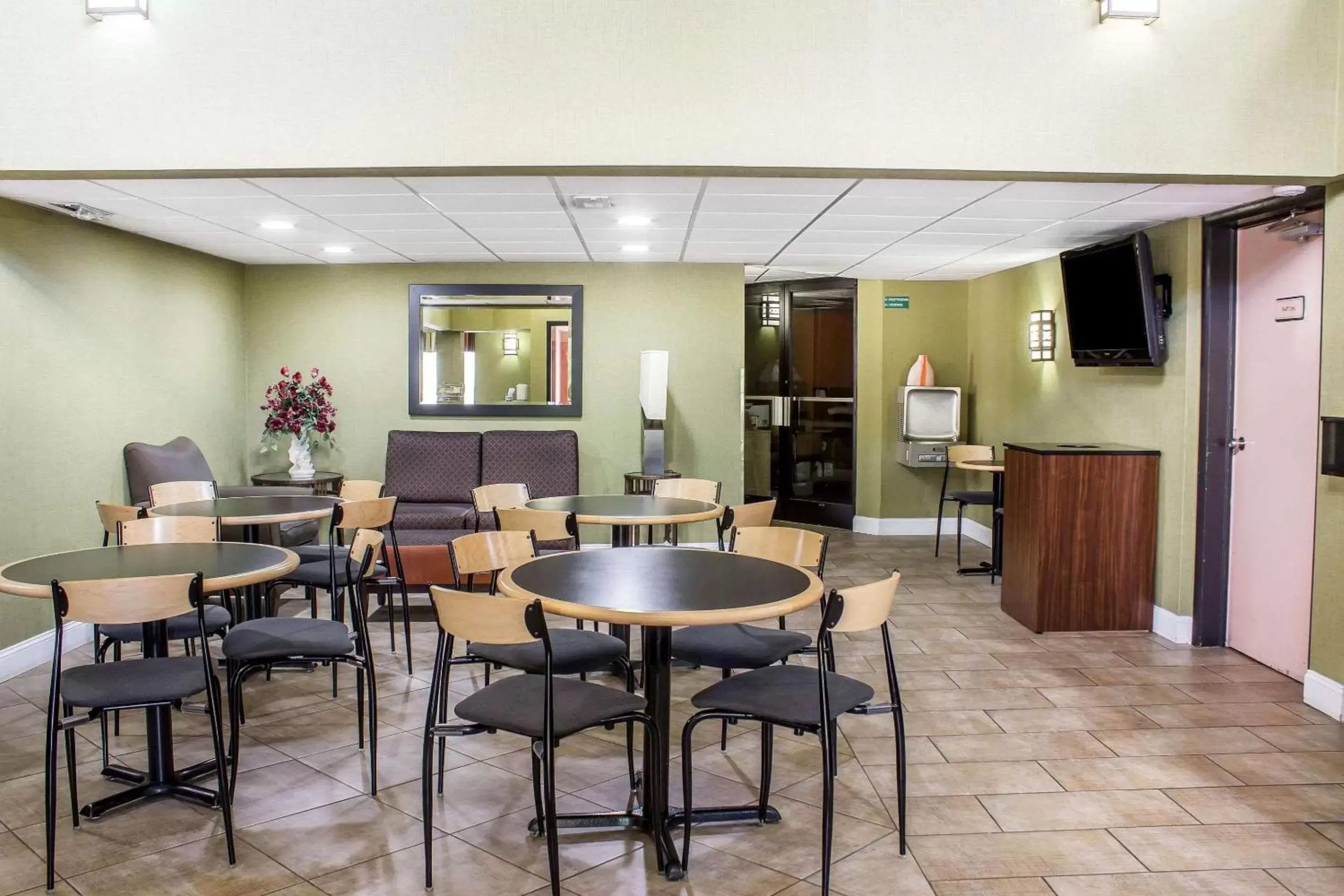 Restaurant/places to eat in Quality Inn Selma