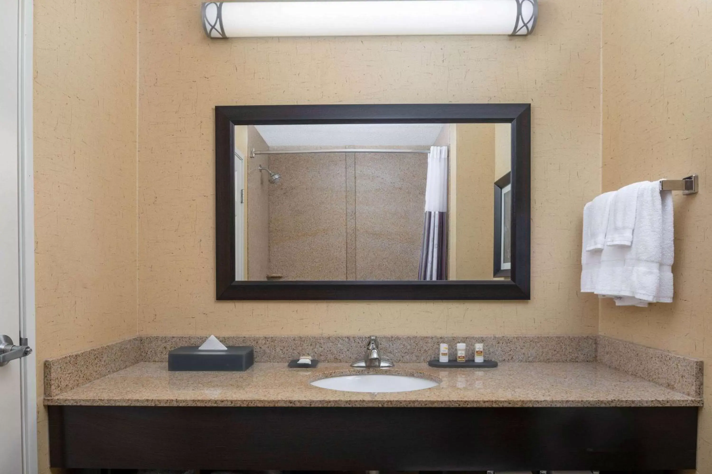 Bathroom in La Quinta by Wyndham Warner Robins - Robins AFB