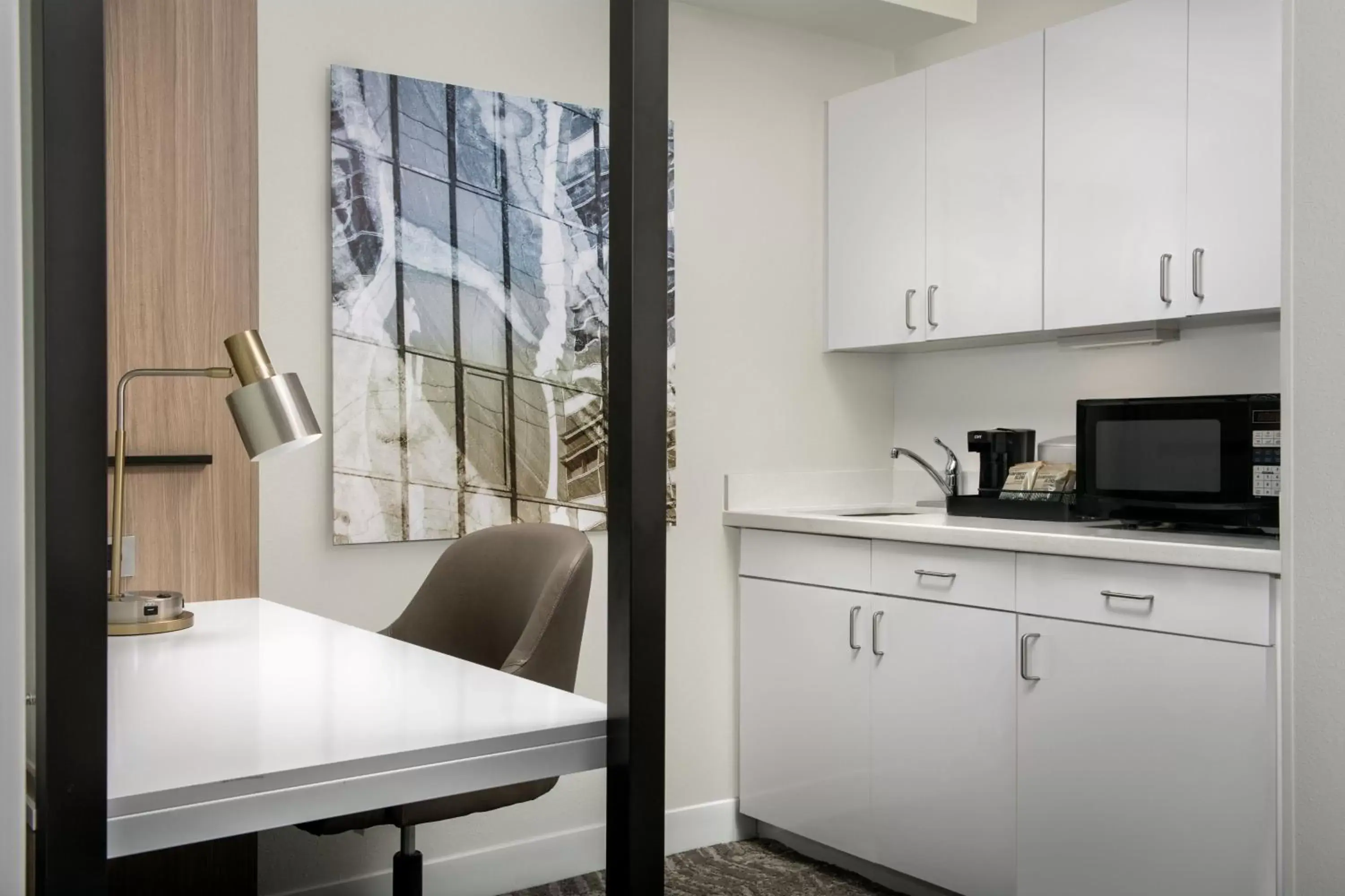 Photo of the whole room, Kitchen/Kitchenette in SpringHill Suites by Marriott Atlanta Buford/Mall of Georgia