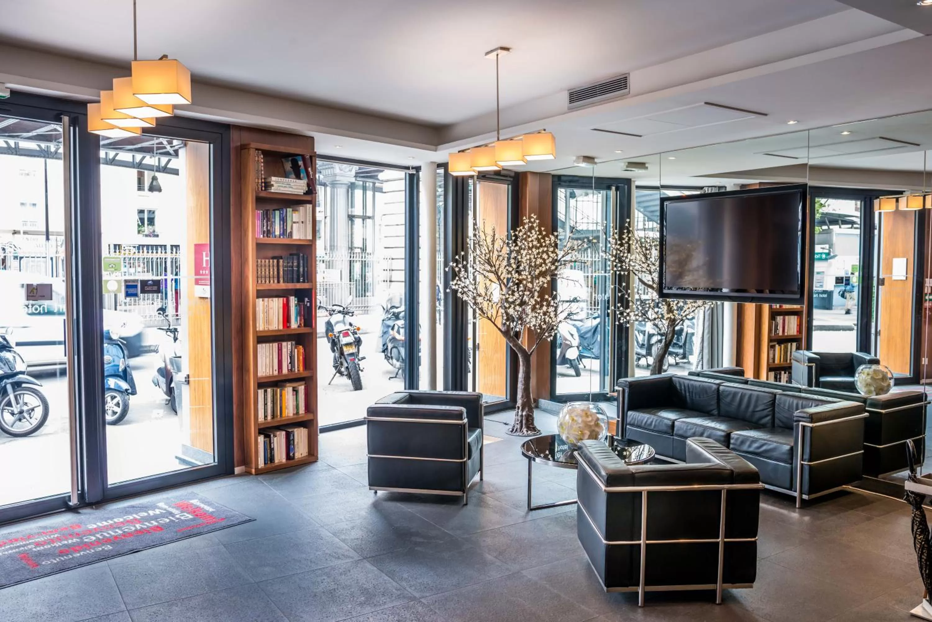 Communal lounge/ TV room in Art Hotel Eiffel