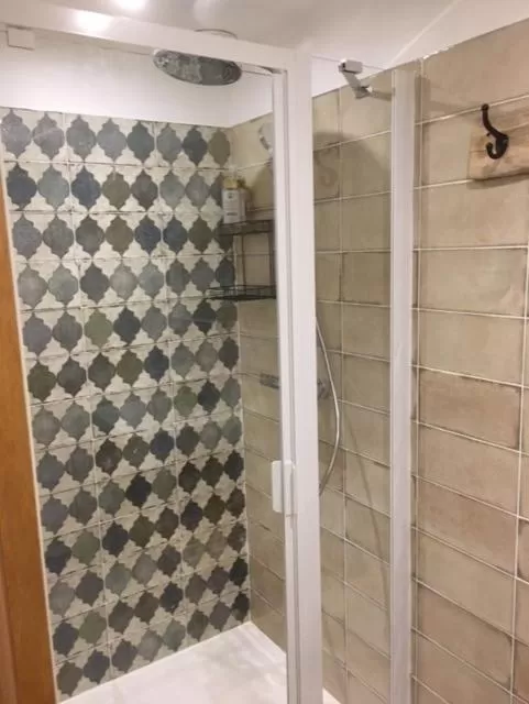 Shower in Les Yourtes de Provence