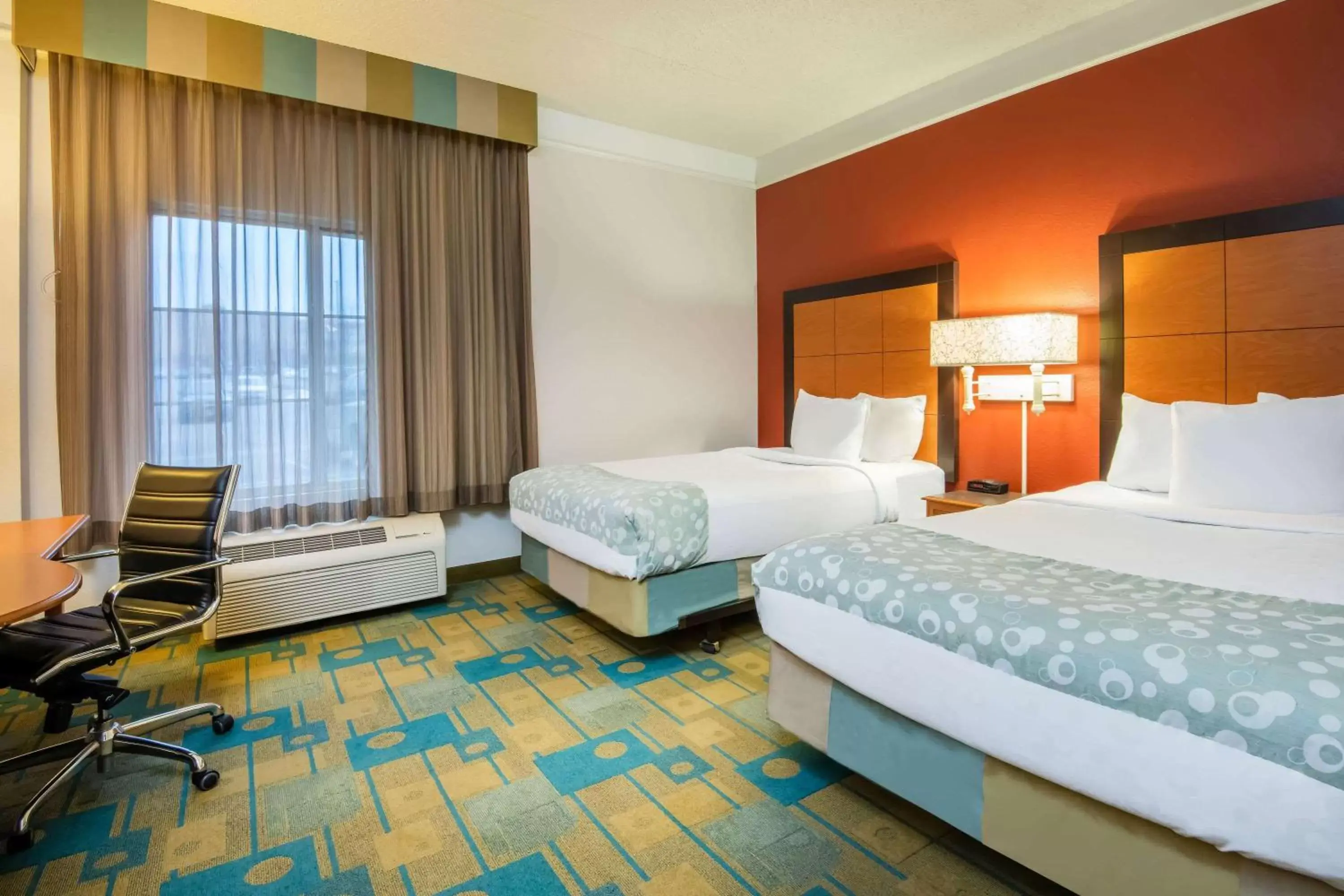 Photo of the whole room, Bed in La Quinta by Wyndham Colorado Springs South Airport