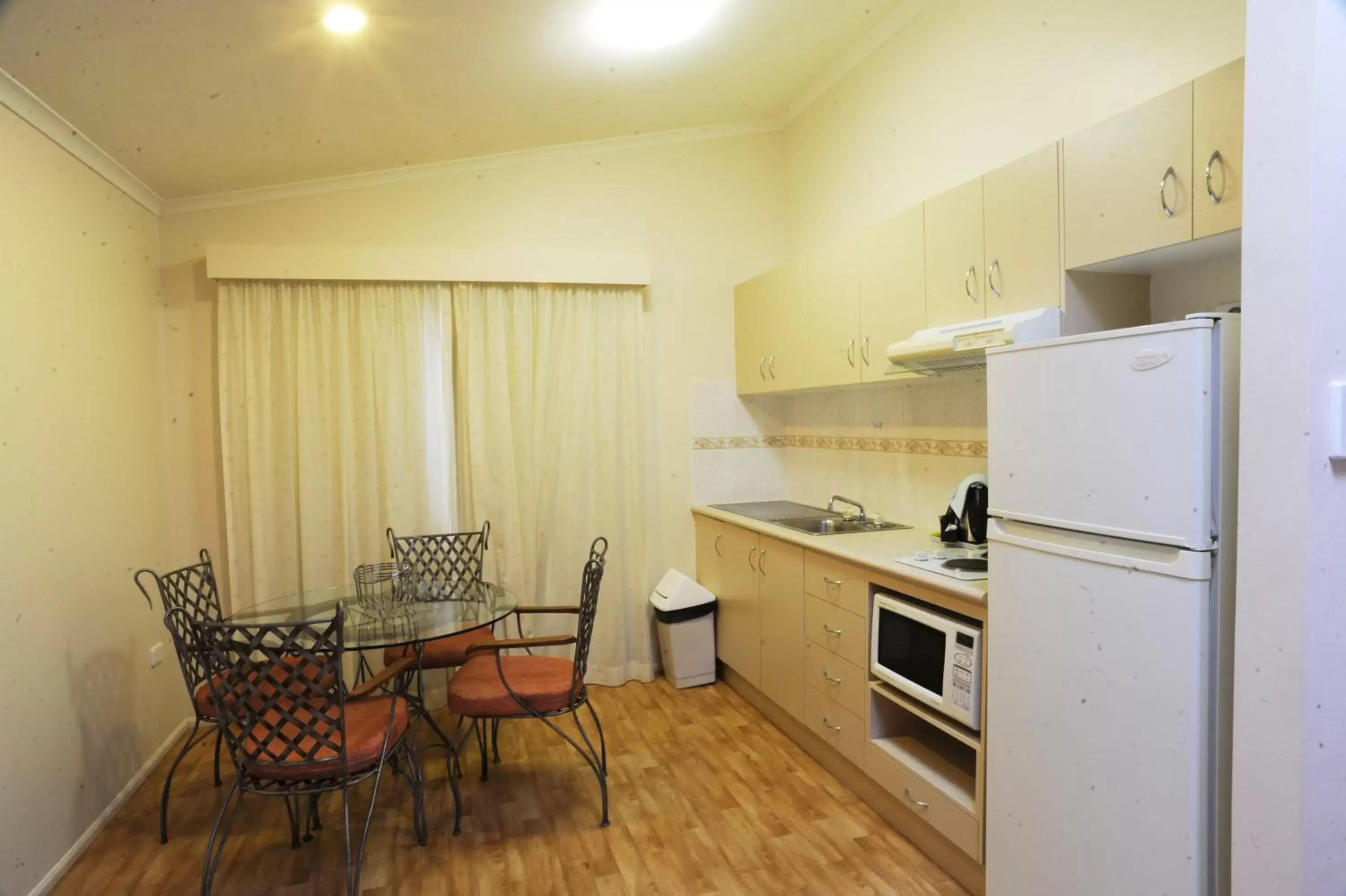 Kitchen or kitchenette, Kitchen/Kitchenette in Wollongong Surf Leisure Resort