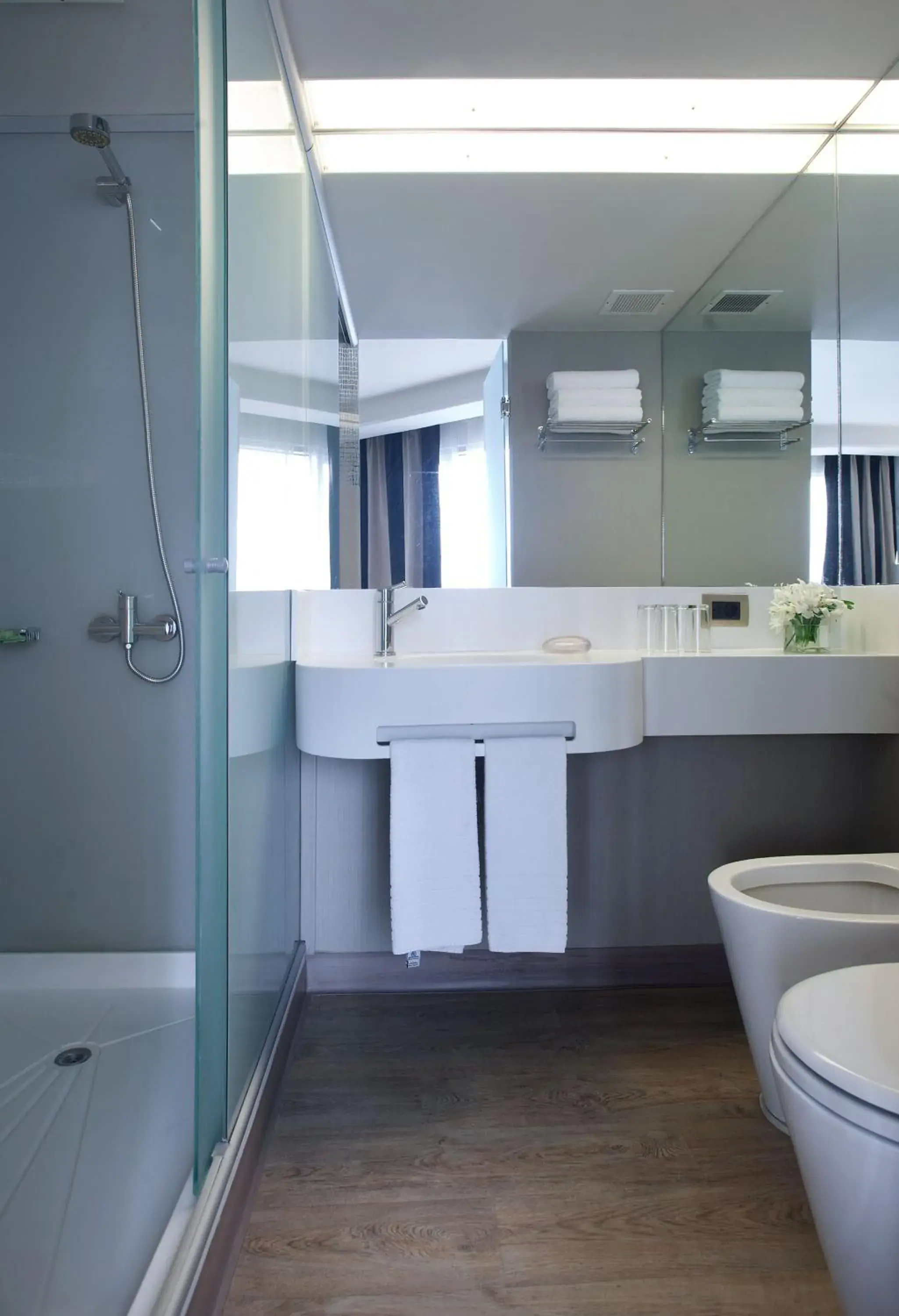 Shower, Bathroom in Two Hotel Buenos Aires