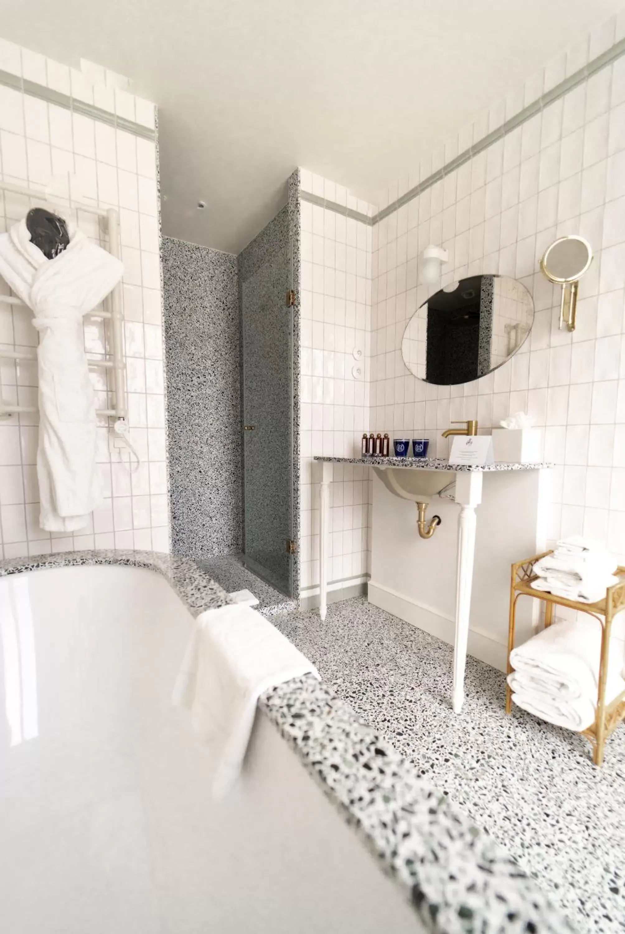 Bathroom, Kitchen/Kitchenette in Hôtel Montecristo