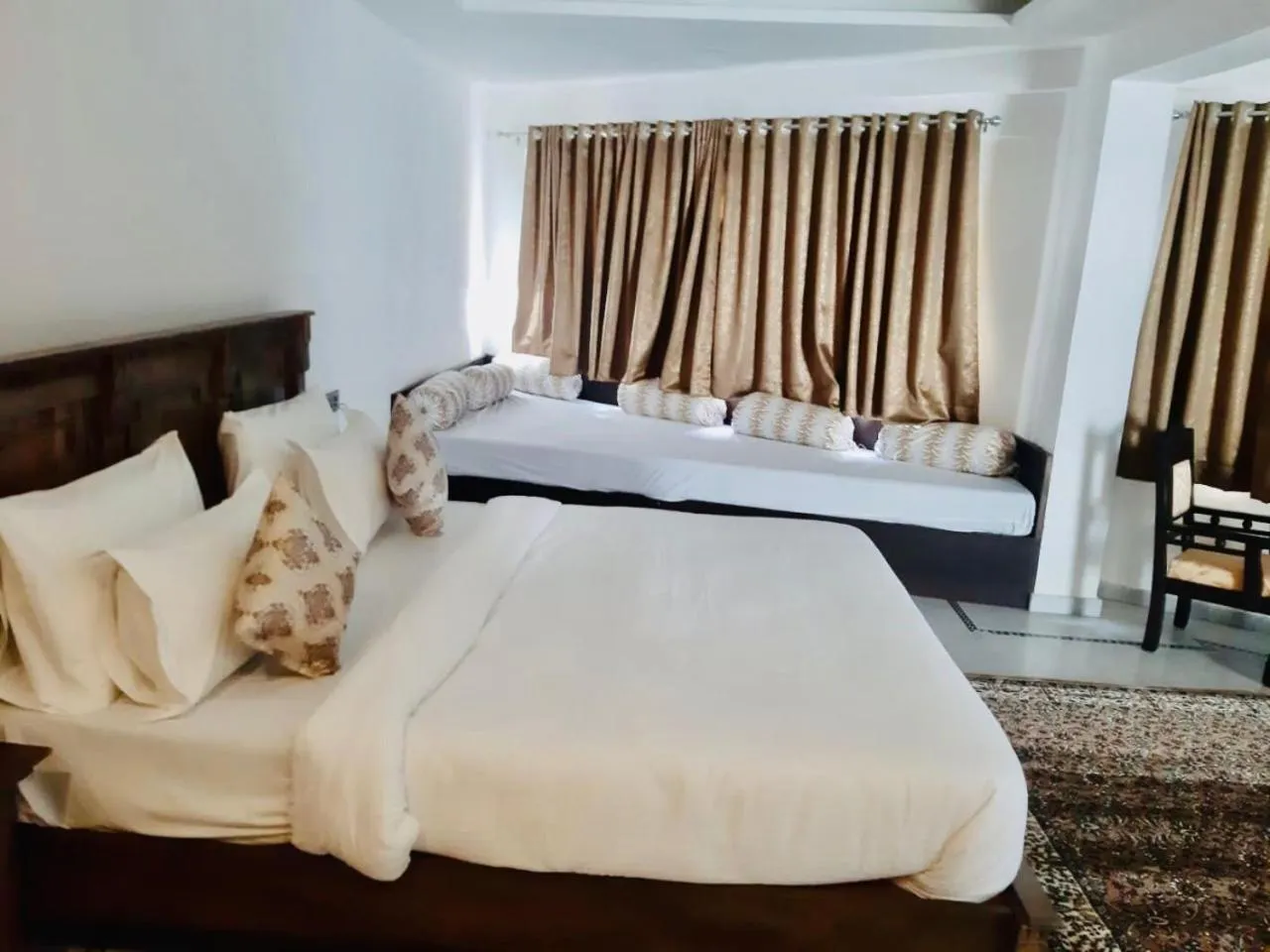 Photo of the whole room, Bed in Hotel Devraj Niwas on Lake Pichola