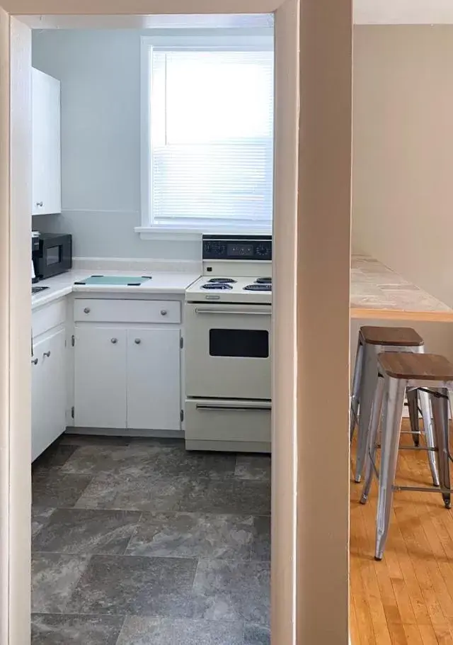 Kitchen/Kitchenette in The Bayview Motel