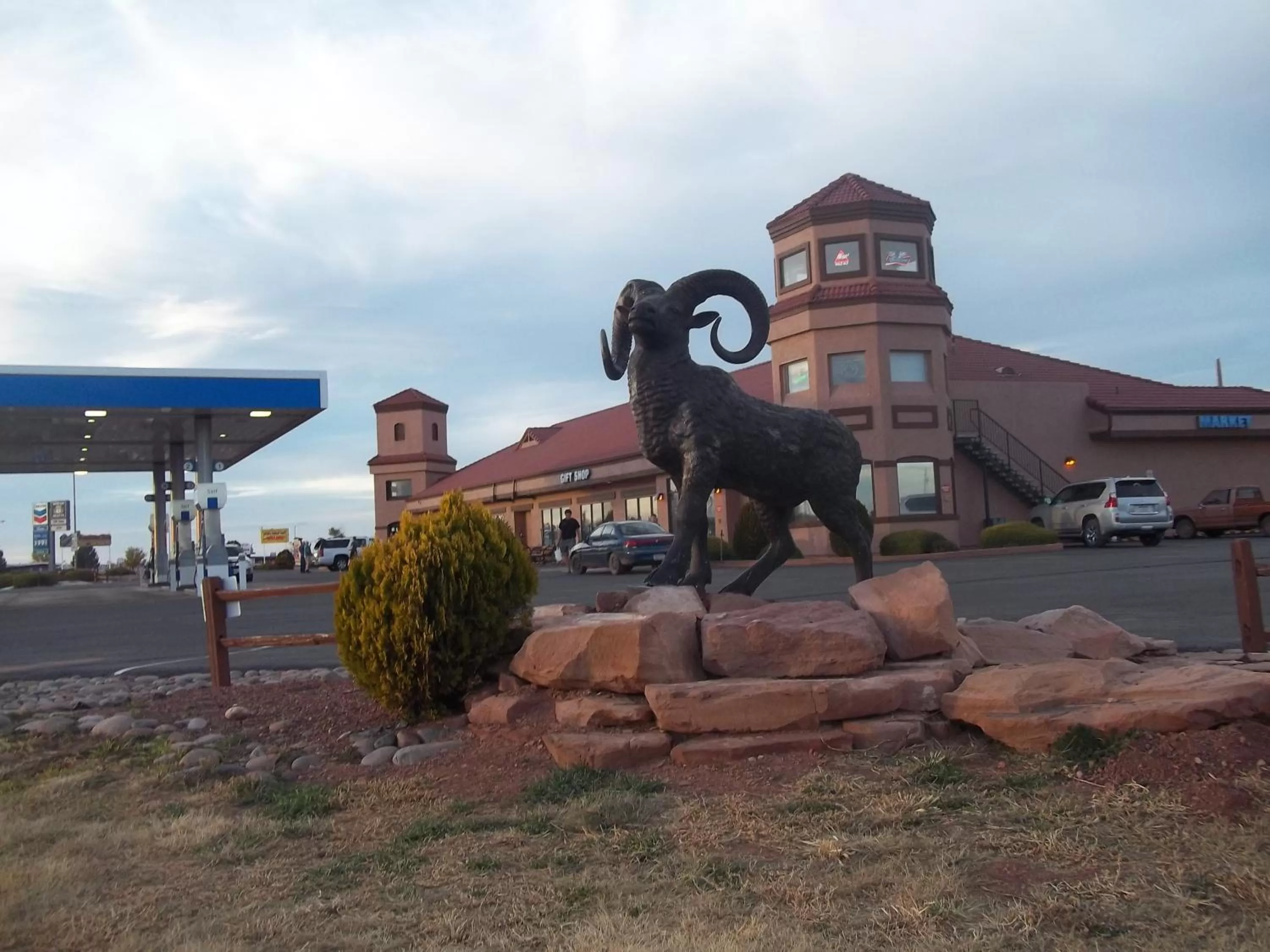 Facade/entrance in Grand Canyon Inn and Motel - South Rim Entrance