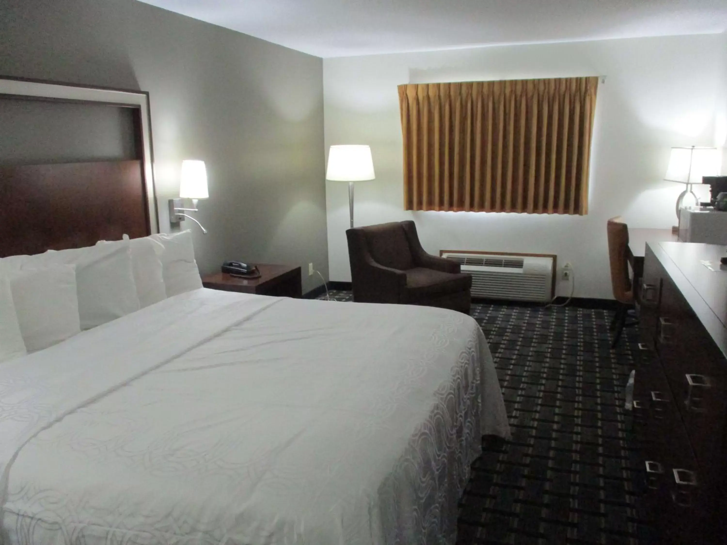 Photo of the whole room, Bed in SureStay Hotel by Best Western Manchester
