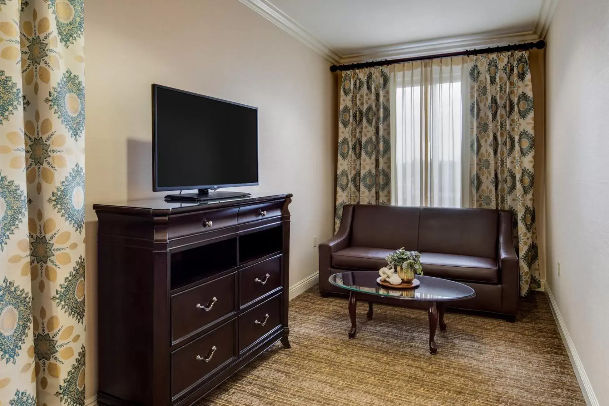 Living room, TV/Entertainment Center in Ayres Hotel Fountain Valley