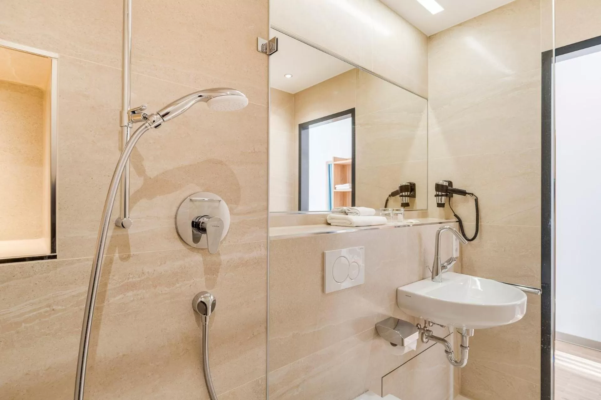 Shower in Hotel-Etage Apfelrot managed by Hotel Apfelbaum
