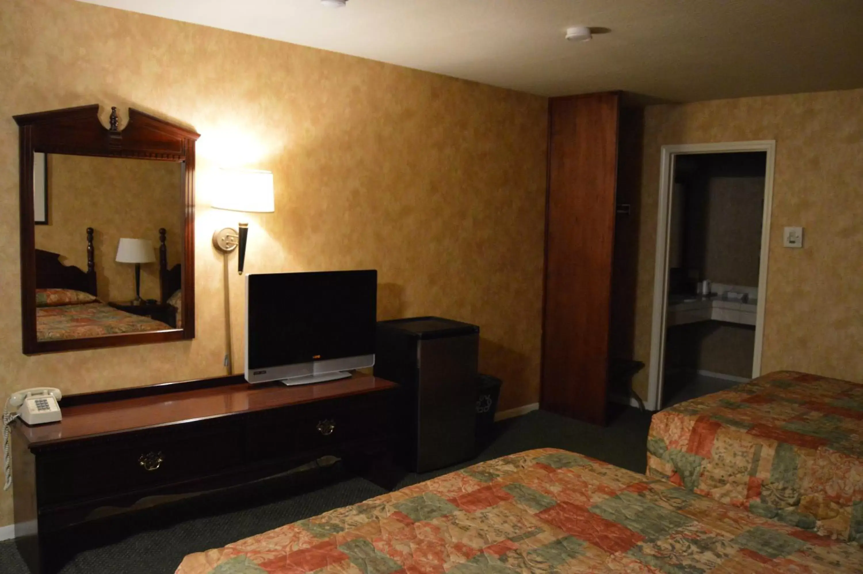 Bedroom, TV/Entertainment Center in Cedar Lodge