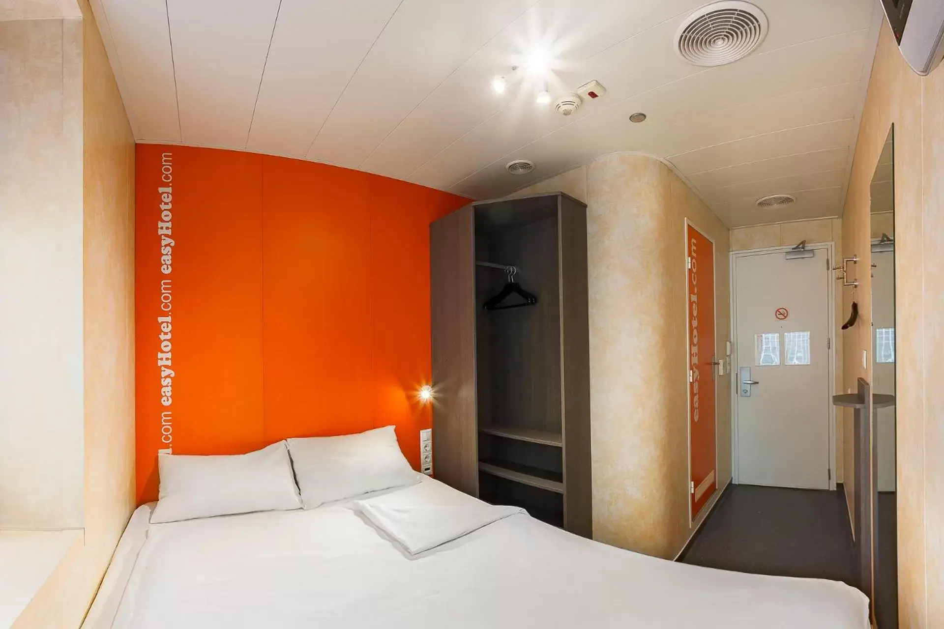 Bed in easyHotel Budapest Oktogon