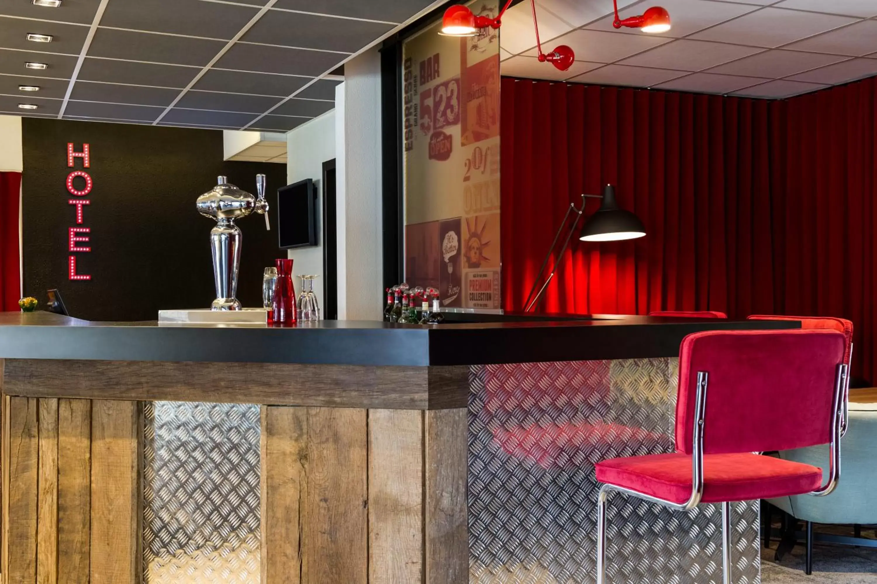 Lounge or bar, Lobby/Reception in ibis Styles Chartres Métropole