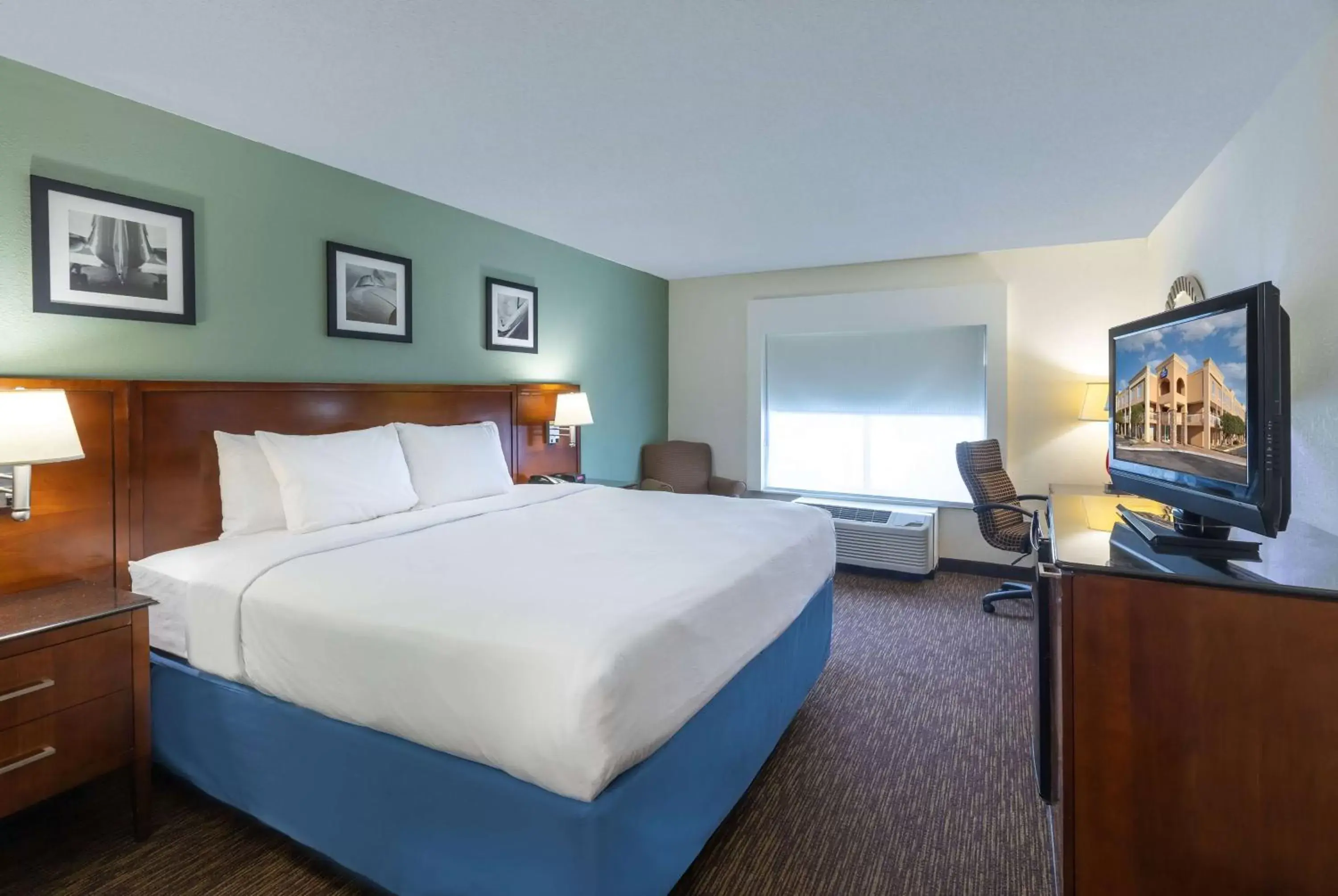 Photo of the whole room, Bed in Days Inn by Wyndham Greenville