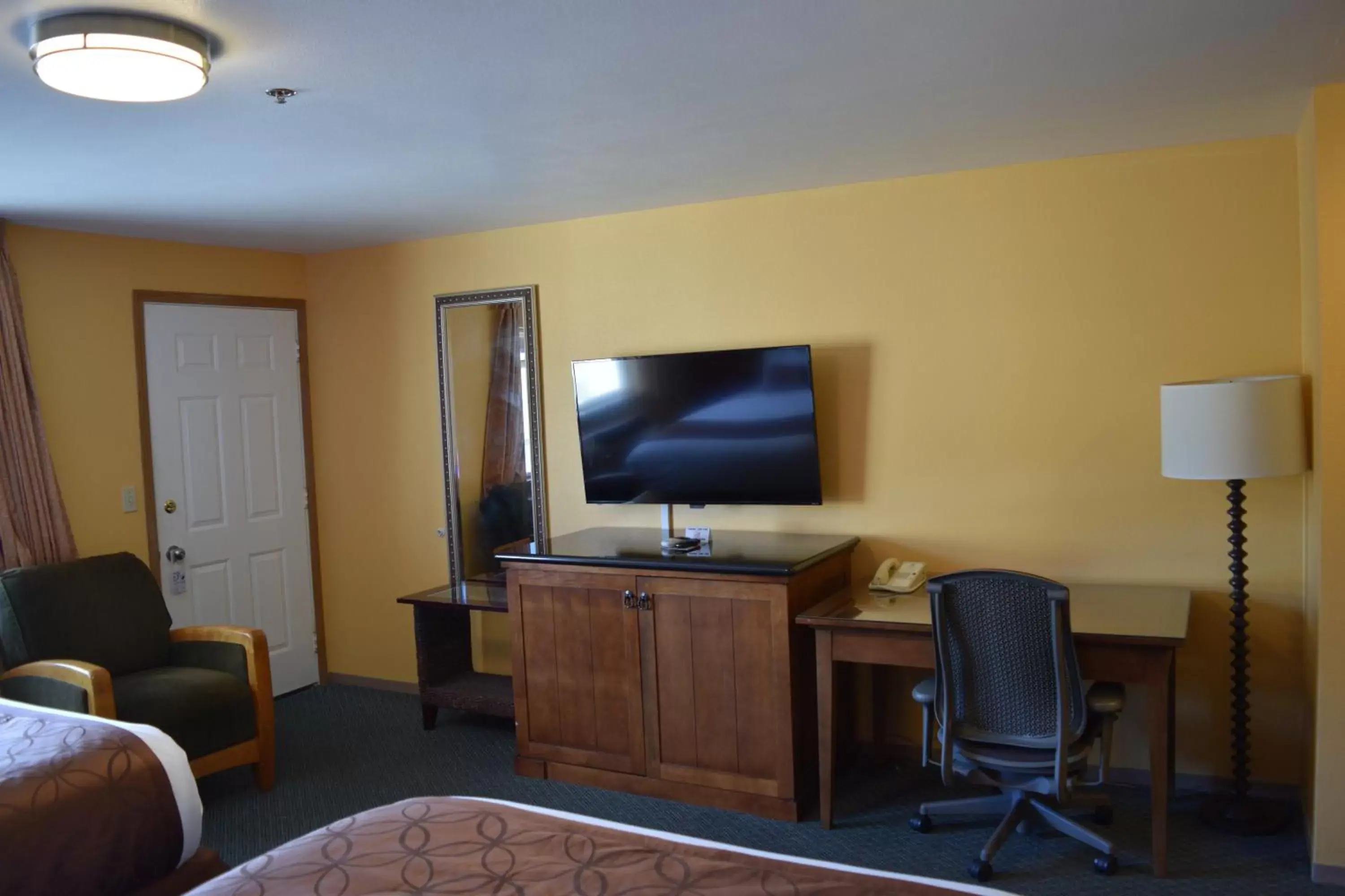 Bedroom, TV/Entertainment Center in Royal Victorian Motel