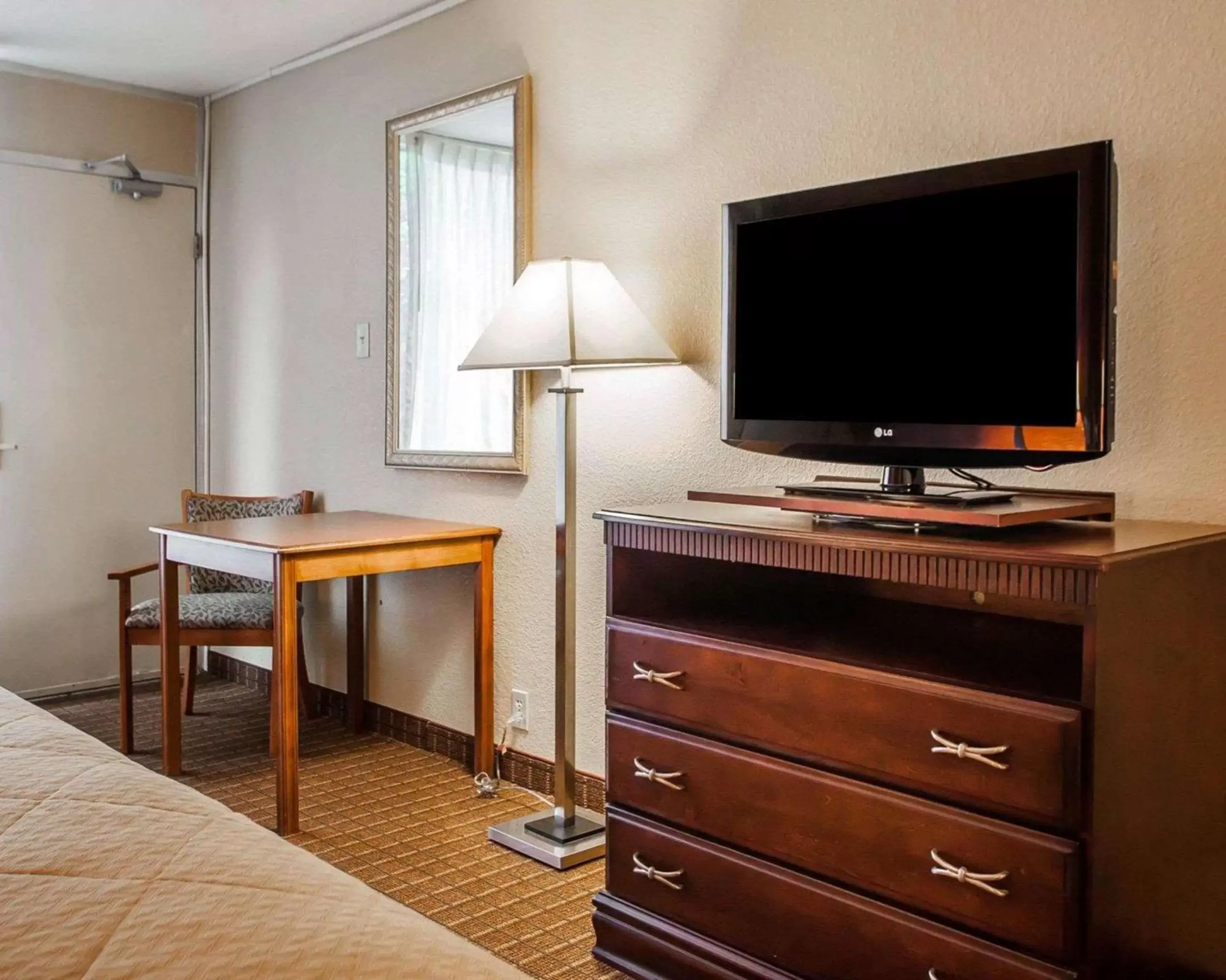 Bedroom, TV/Entertainment Center in Quality Inn Fort Dodge