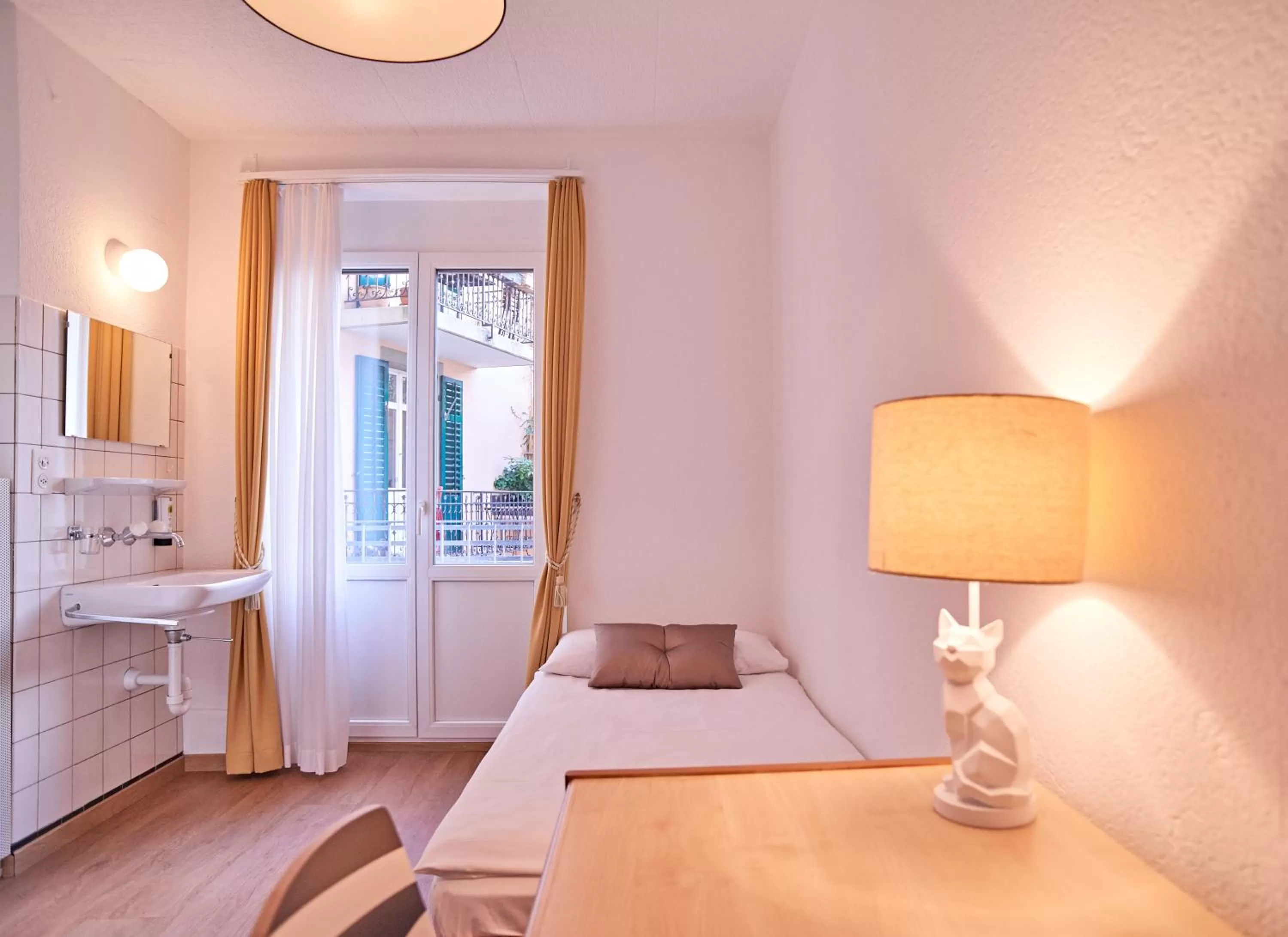 Photo of the whole room, Bed in Saint Georges Hotel