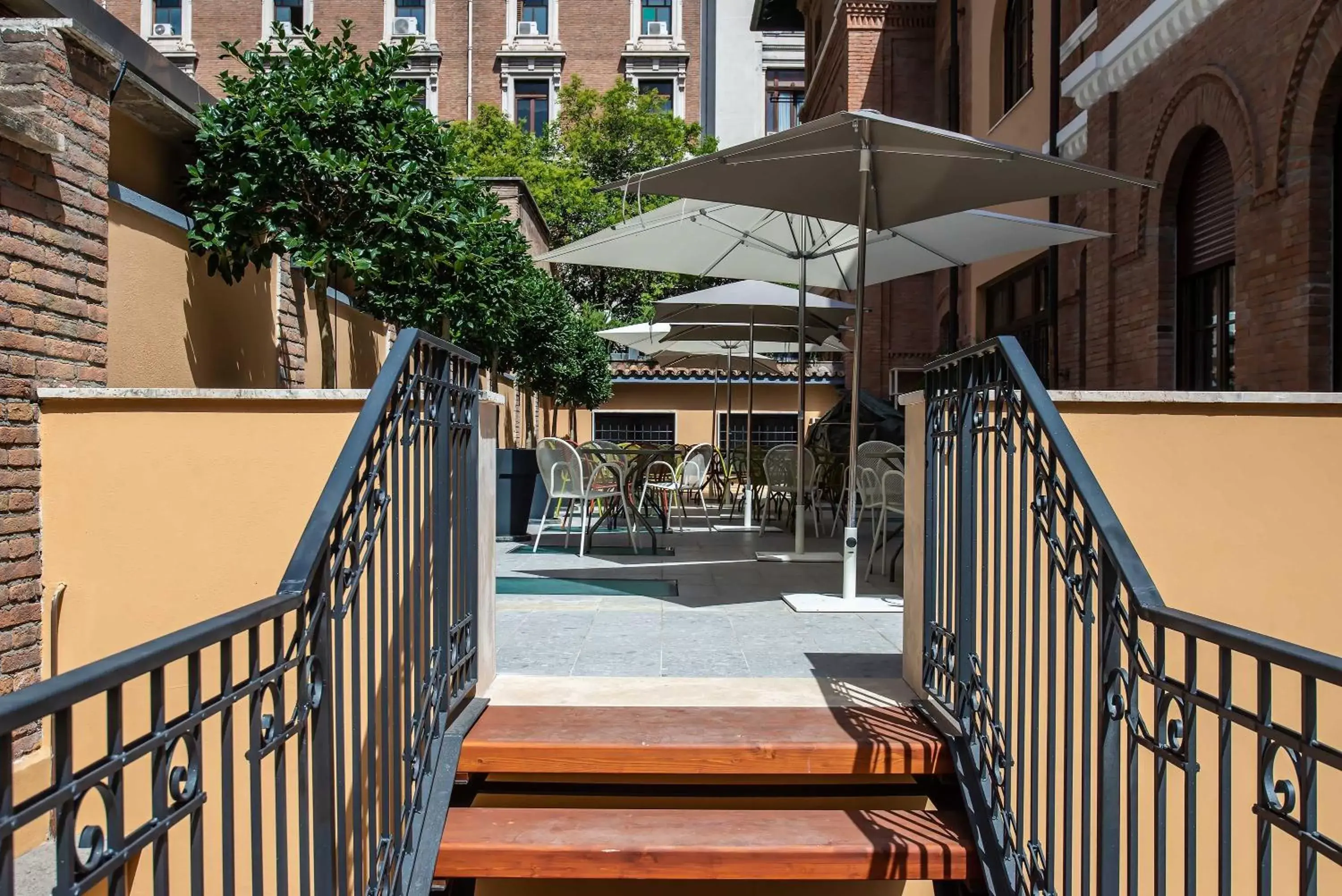 Property building, Balcony/Terrace in Albergo Etico Roma