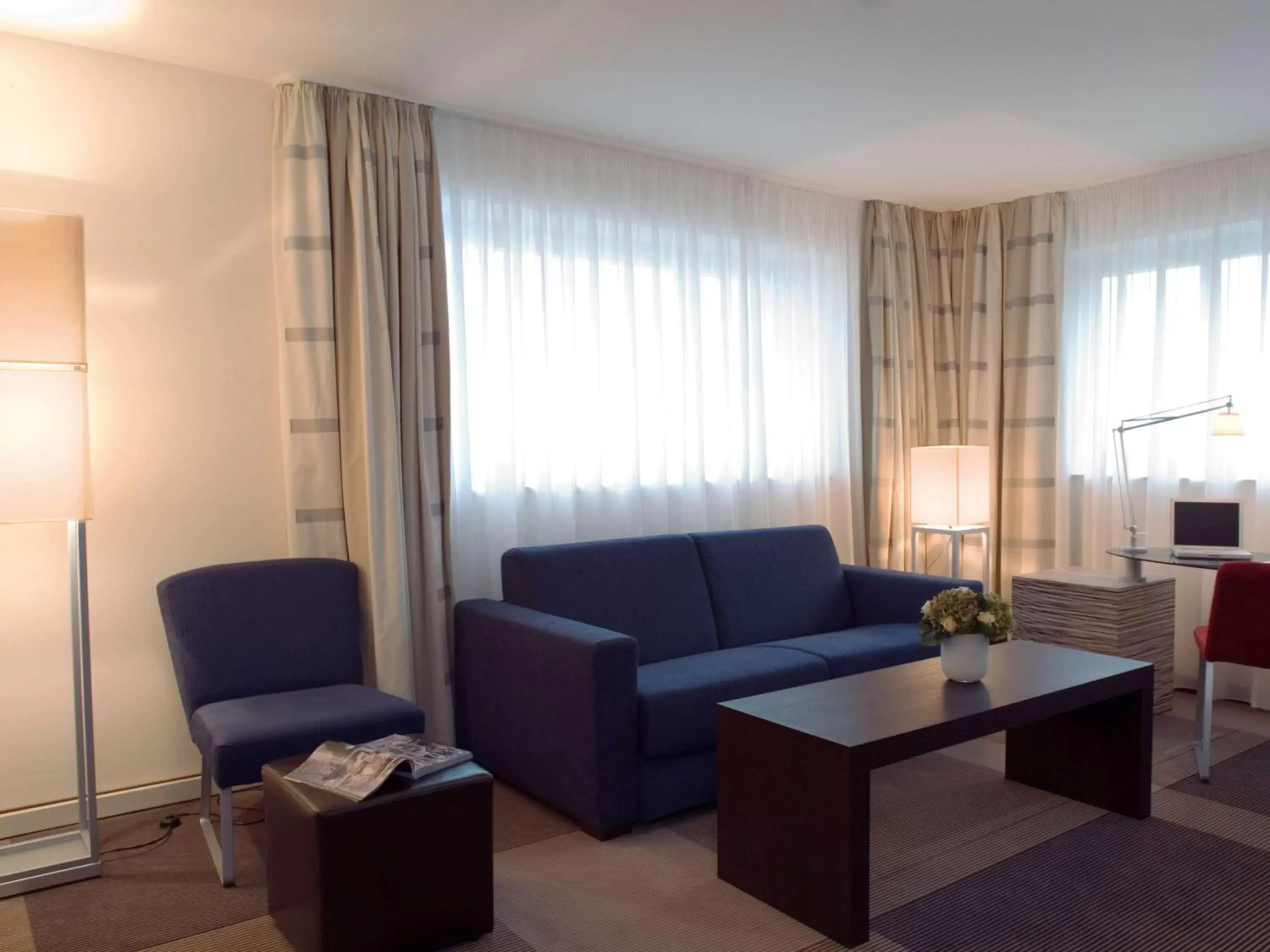 Photo of the whole room, Seating Area in Mövenpick Hotel Amsterdam City Centre