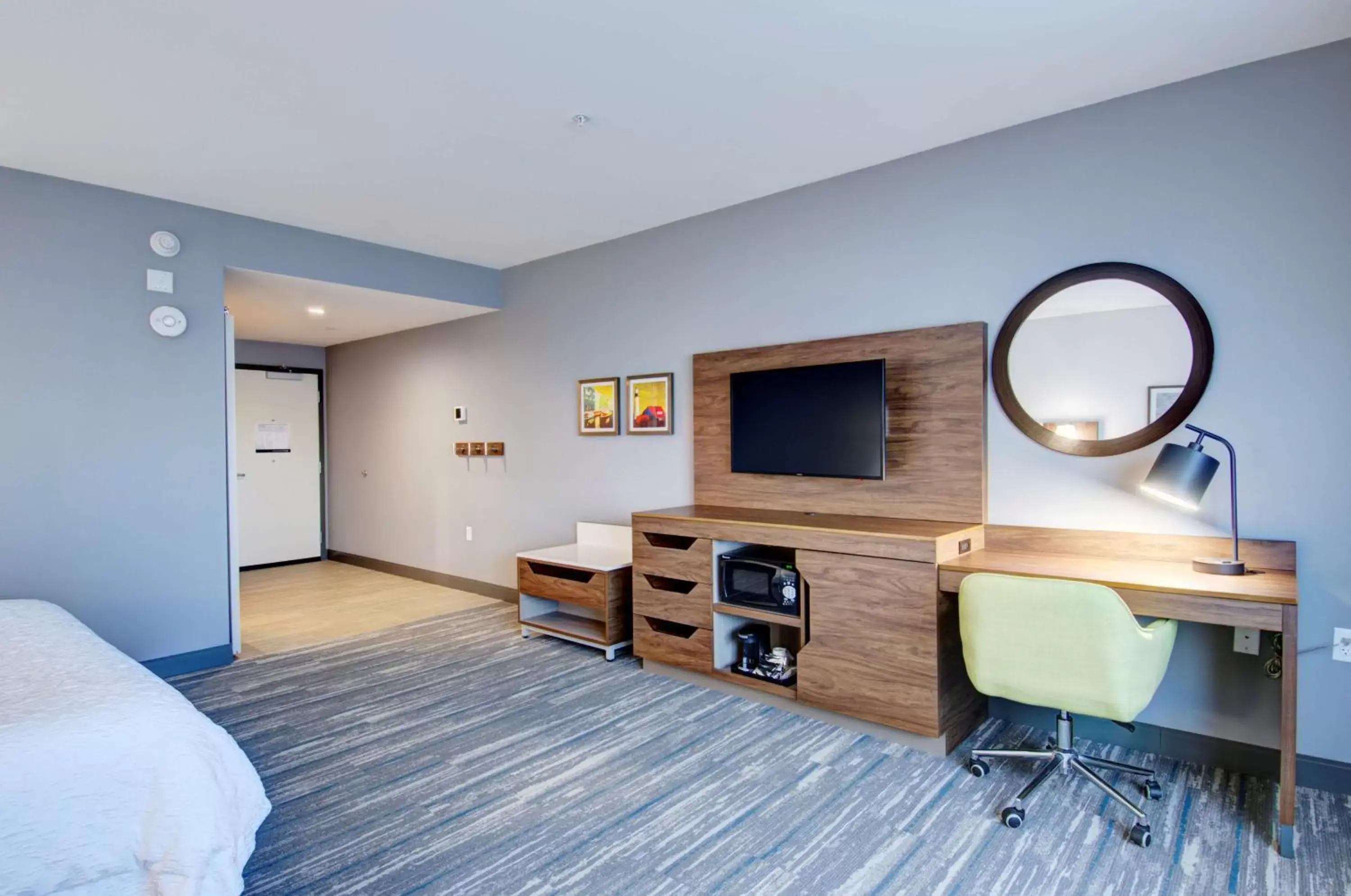 Bedroom, TV/Entertainment Center in Hampton Inn & Suites Portland West