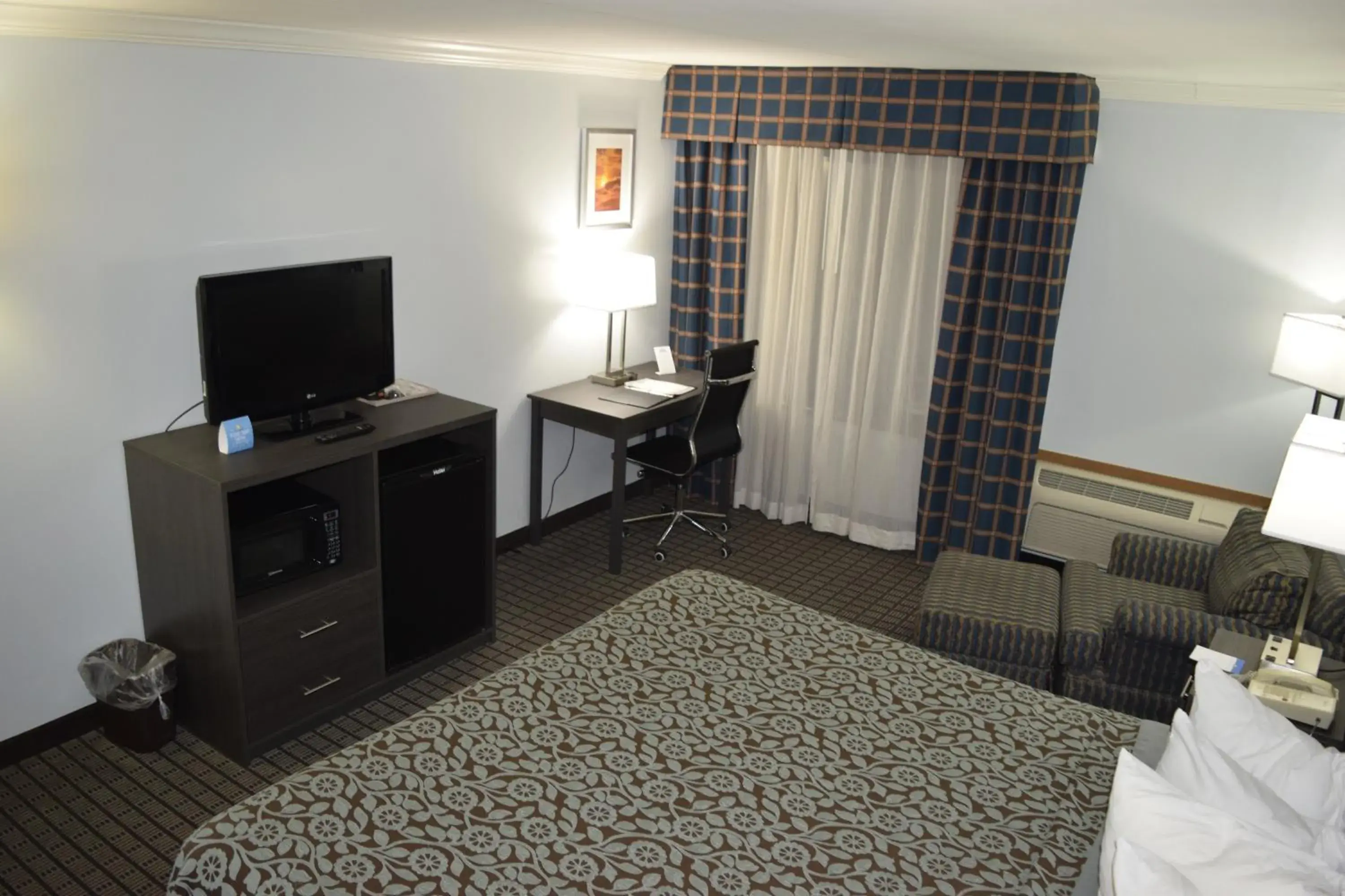 TV/Entertainment Center in Days Inn by Wyndham Rock Falls