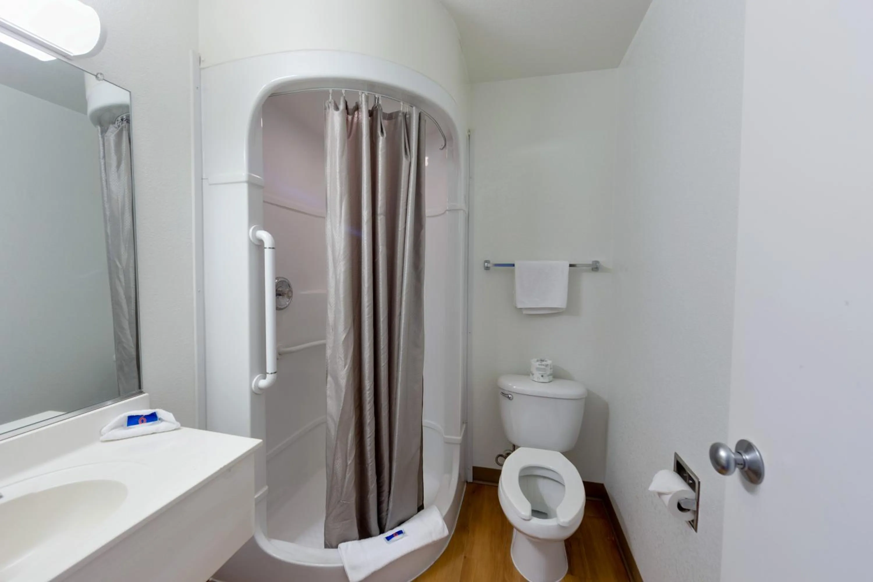 Bathroom in Motel 6 Weed - Mount Shasta