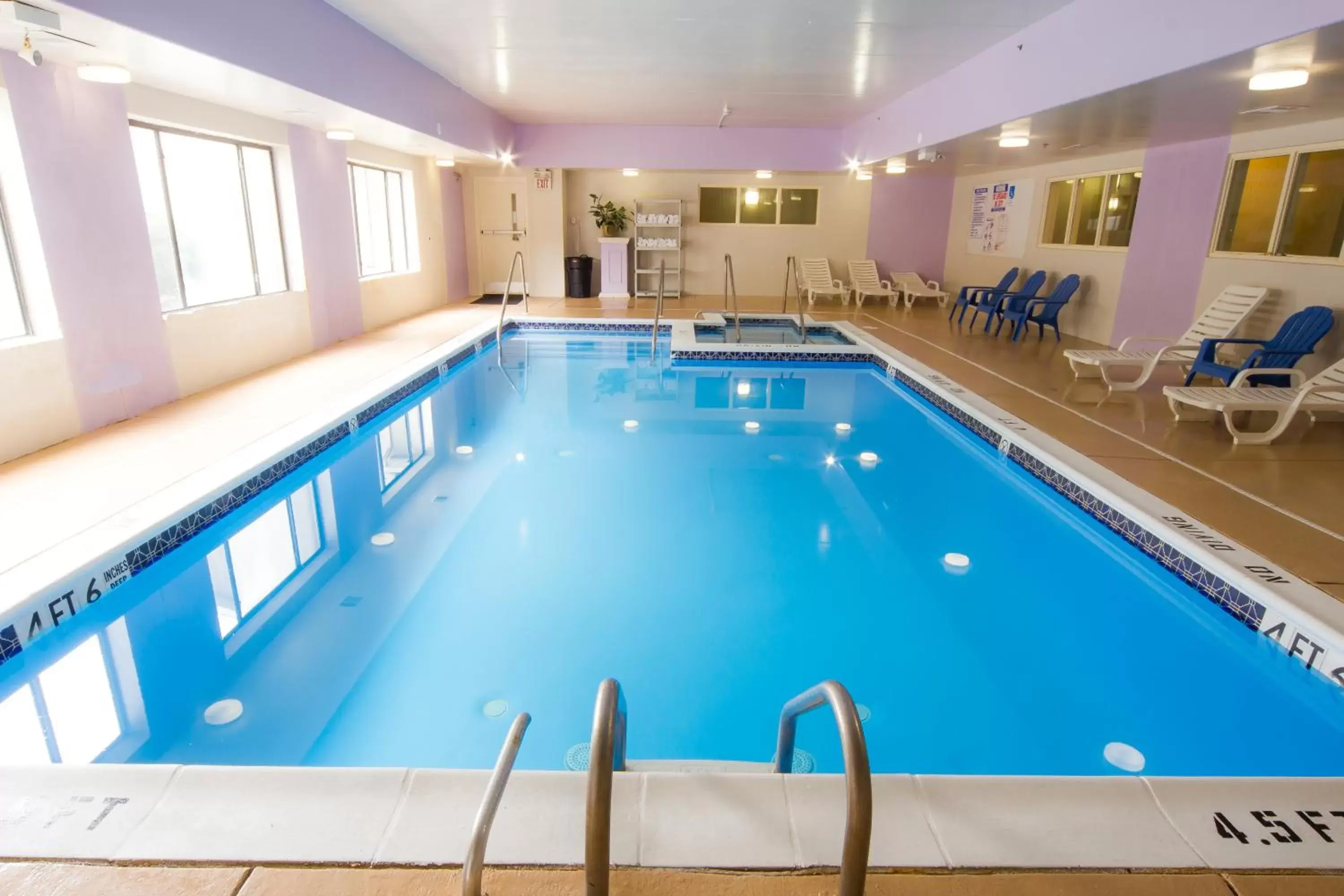 Swimming Pool in Howard Johnson by Wyndham Allentown/Dorney Hotel & Suites