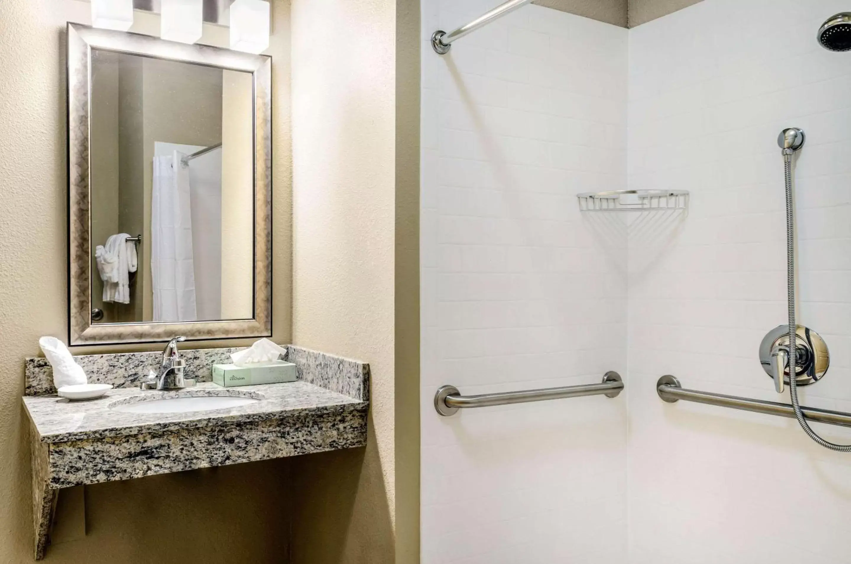 Bathroom in MainStay Suites Hackberry Sportsman's Lodge