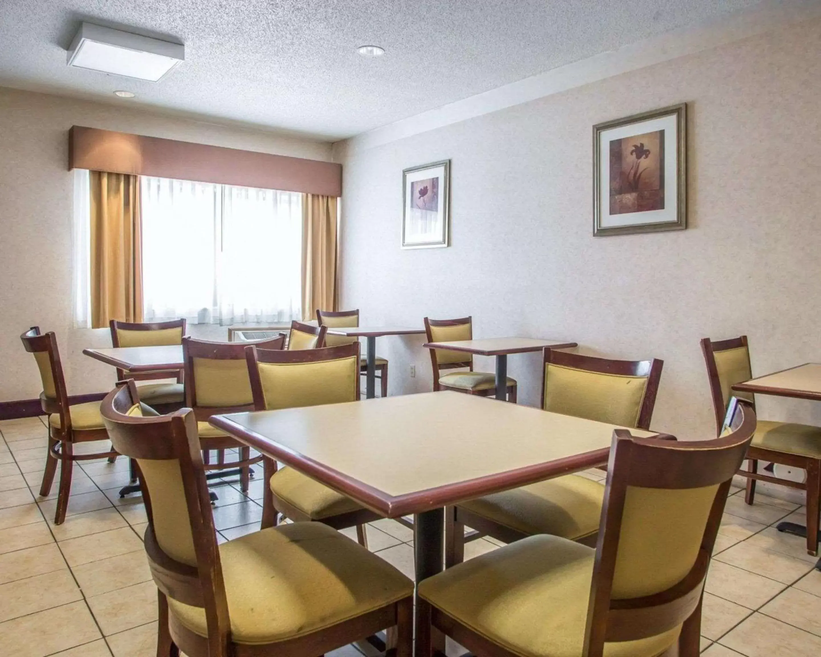 Restaurant/Places to Eat in Quality Inn Merrillville