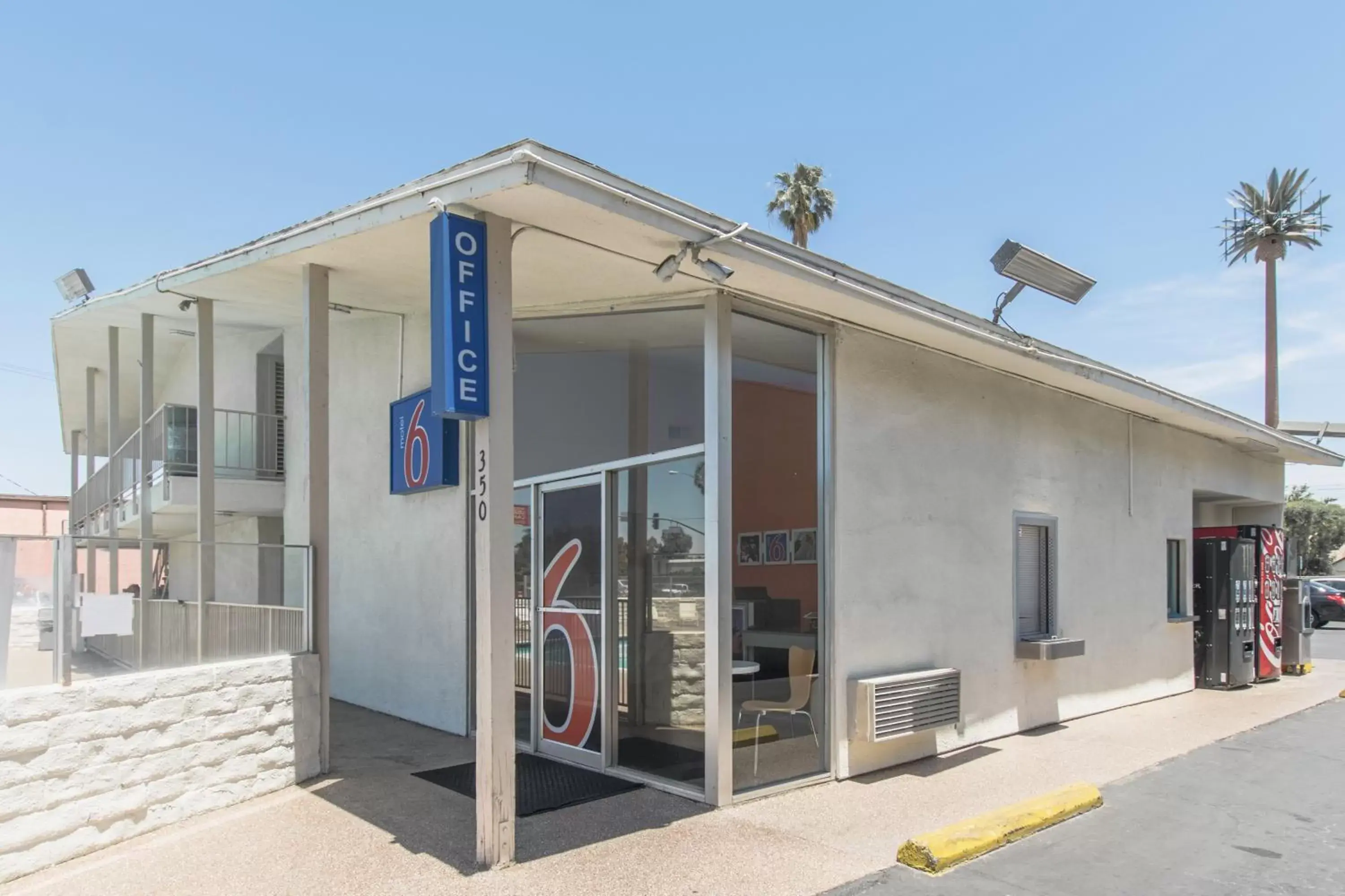 Facade/entrance, Property Building in Motel 6 Bakersfield, CA - Central