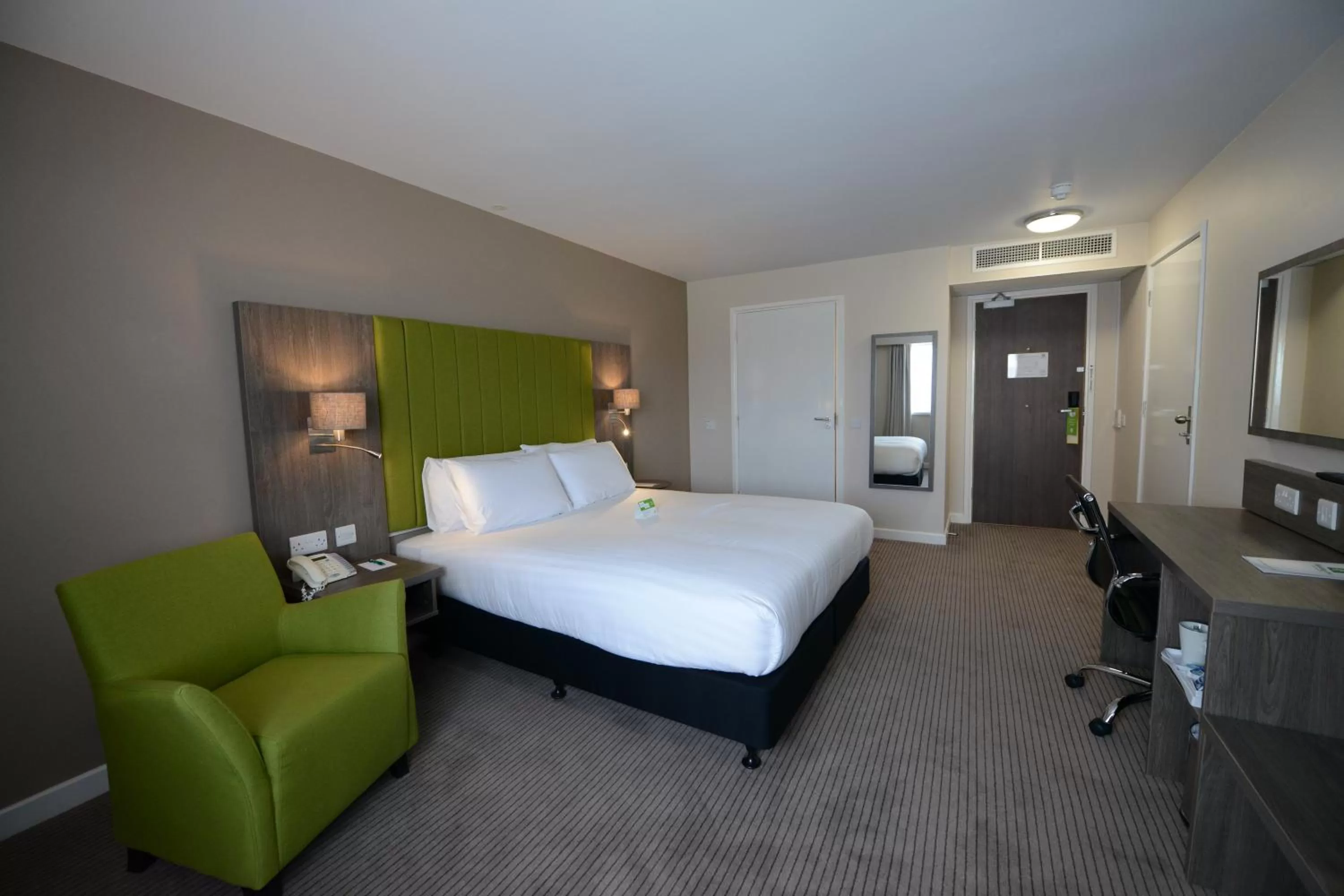 Photo of the whole room, Bed in Holiday Inn Wolverhampton - Racecourse by IHG