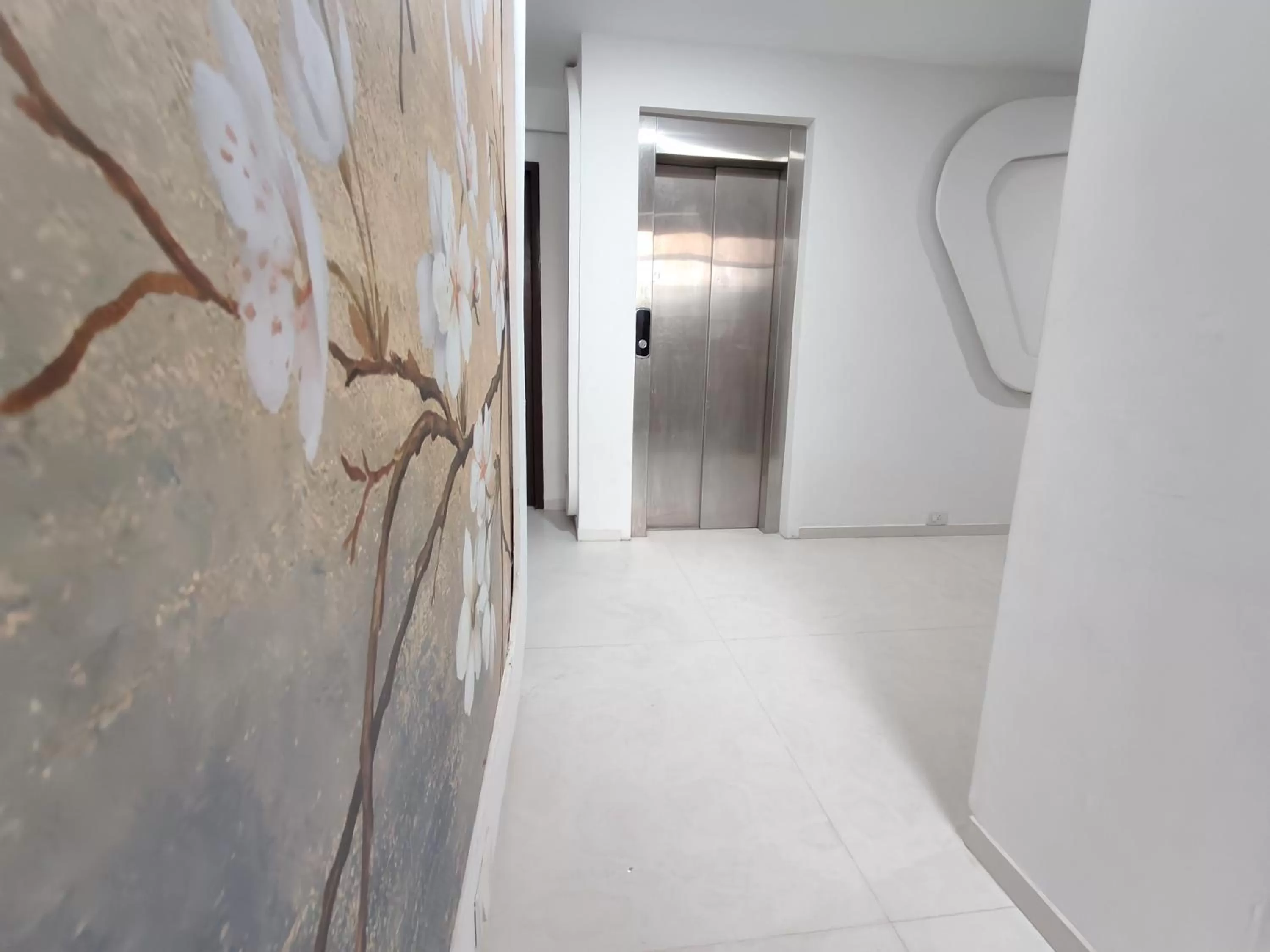 Facade/entrance in The Sky Imperial Hotel Yahvi