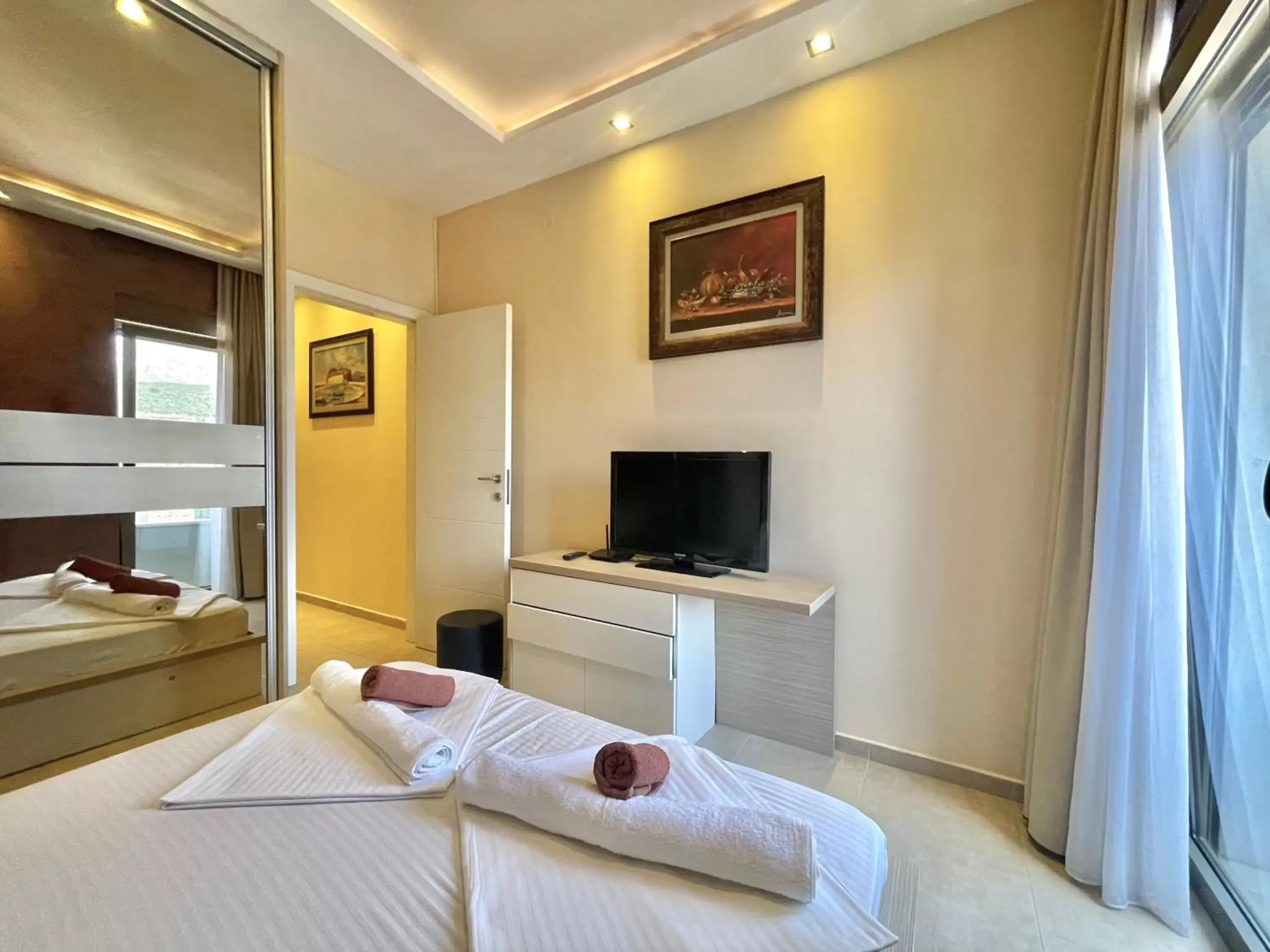 Bed, TV/Entertainment Center in Hotel Butua Residence