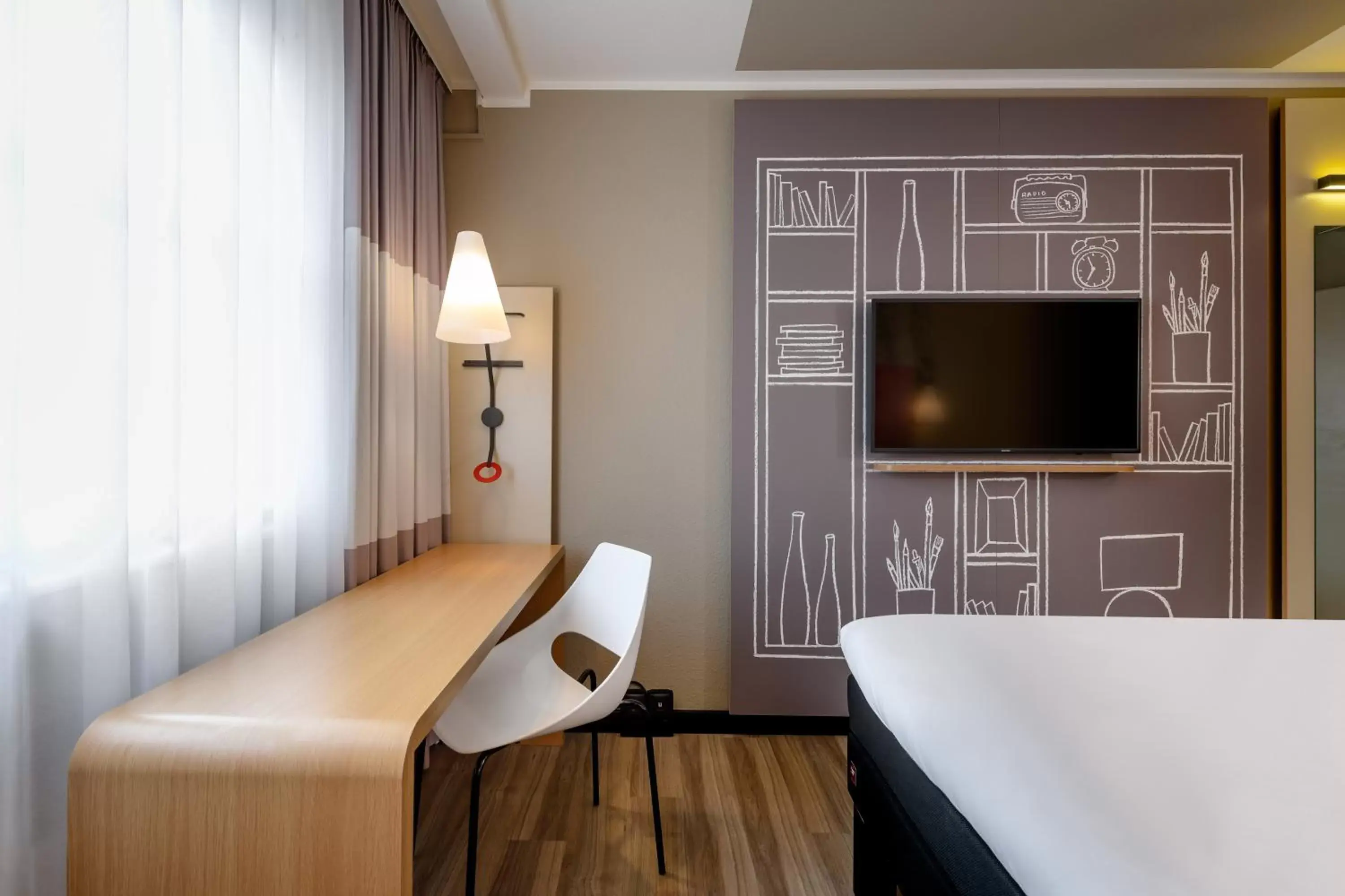 Bed, TV/Entertainment Center in ibis Mainz City