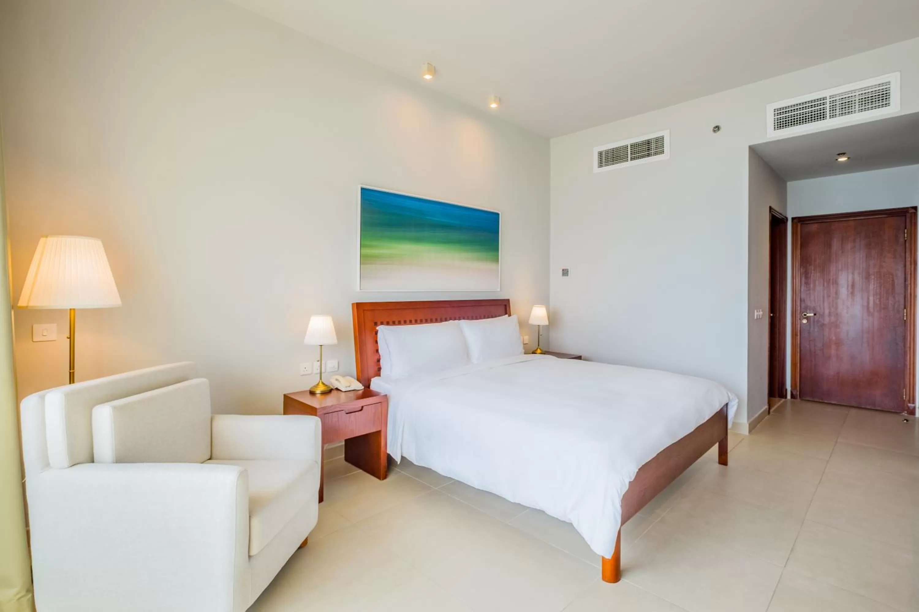 Bedroom, Bed in Radisson Blu Resort, Fujairah