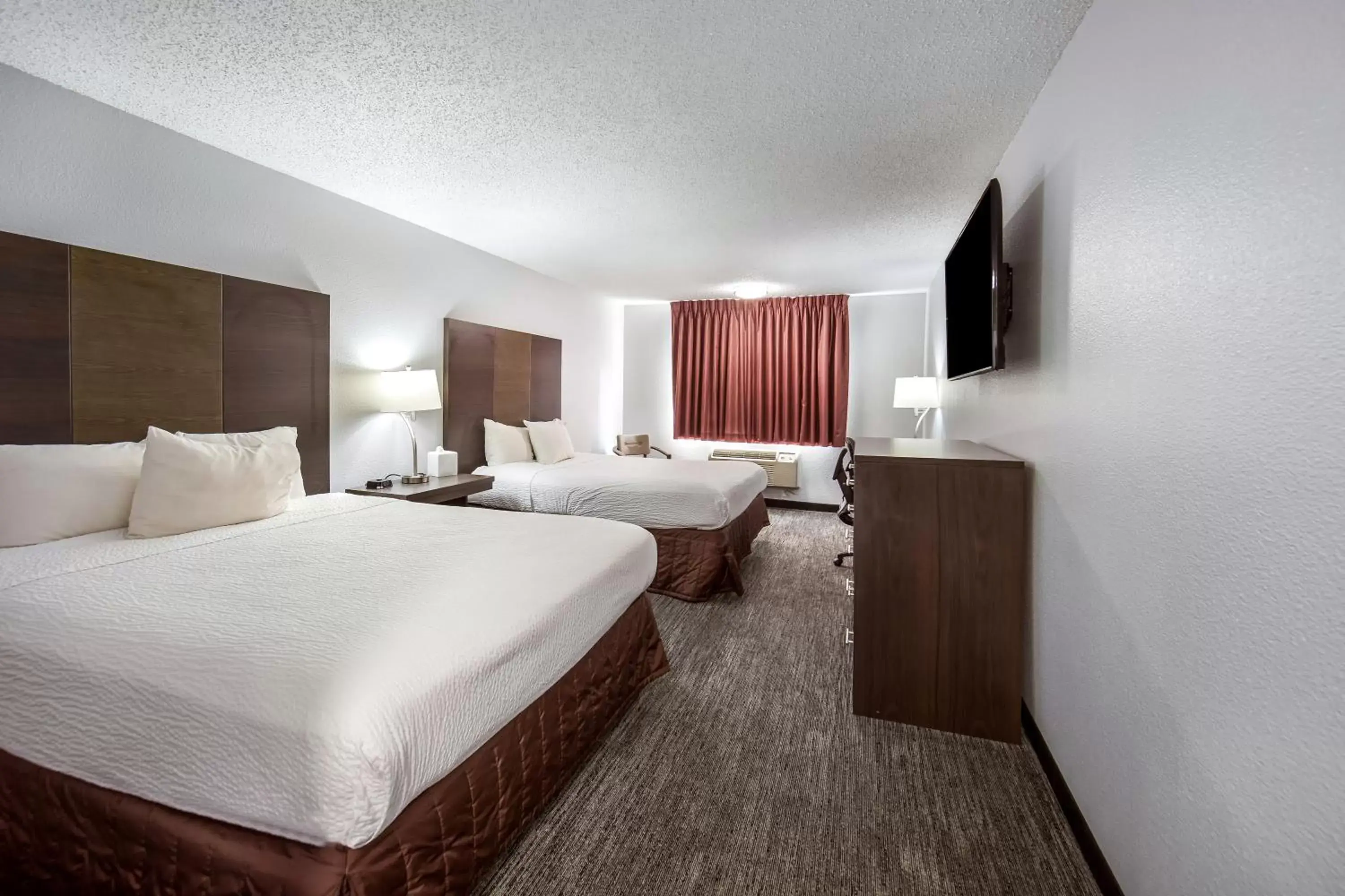 Photo of the whole room, Bed in Red Lion Inn & Suites Grants Pass
