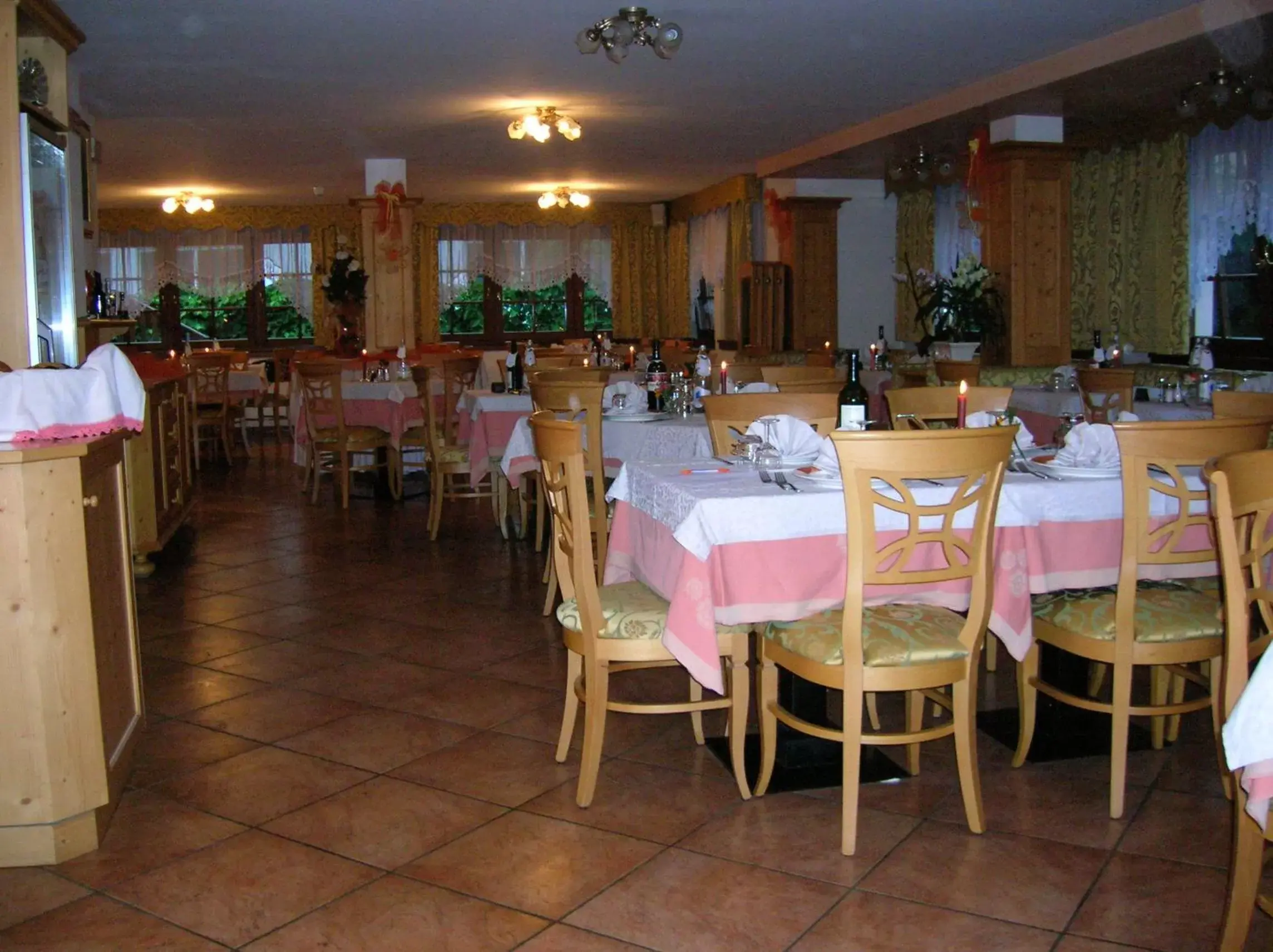 Restaurant/Places to Eat in Hotel Villa Fosine